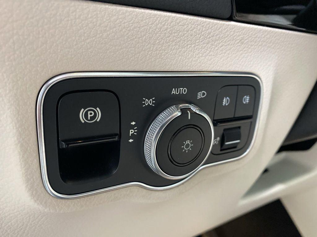 Used 2022 Polar White Mercedes-Benz GLA 250 image 25