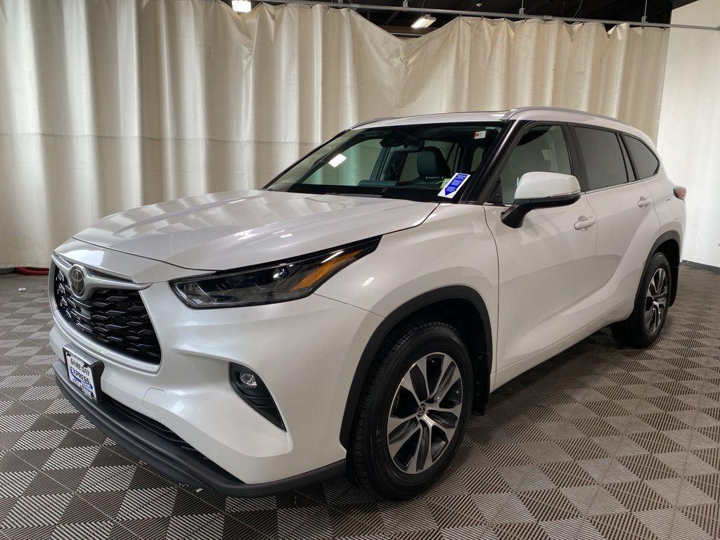 Used 2023 Pearl Toyota XLE image 3