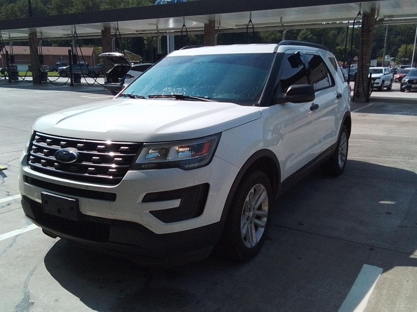 Used 2017 Oxford White Ford Base image 2
