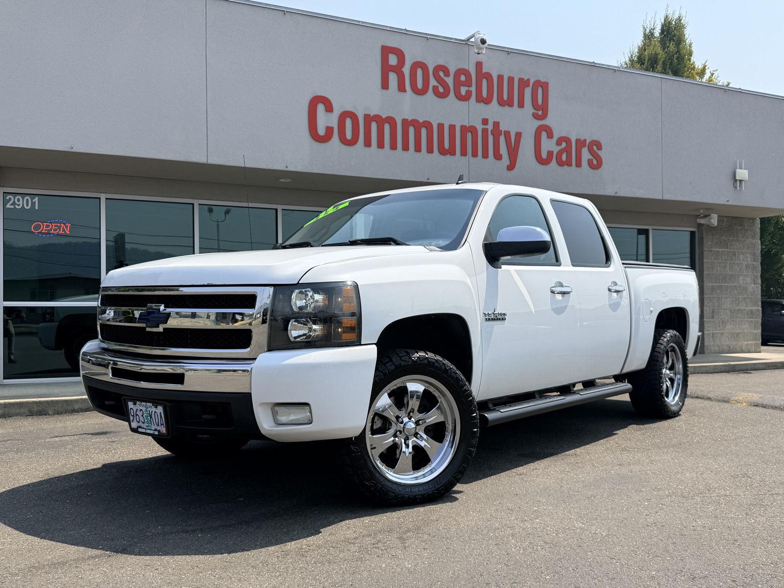 Summit White 2011 Chevrolet Silverado 1500 Pickup Truck Four-Wheel Drive 6-Speed Automatic