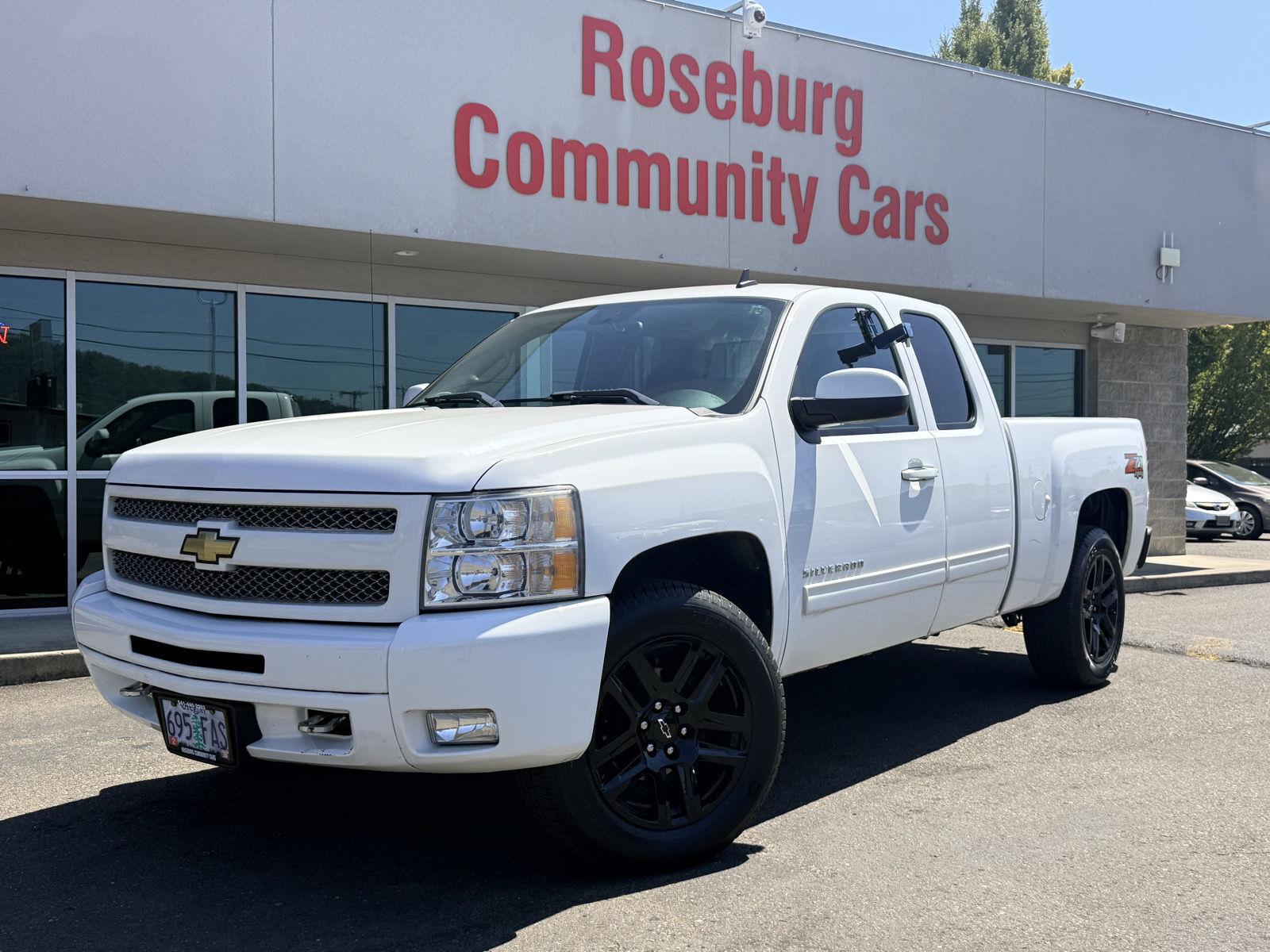 Summit White 2011 Chevrolet Silverado 1500 Pickup Truck Four-Wheel Drive 6-Speed Automatic