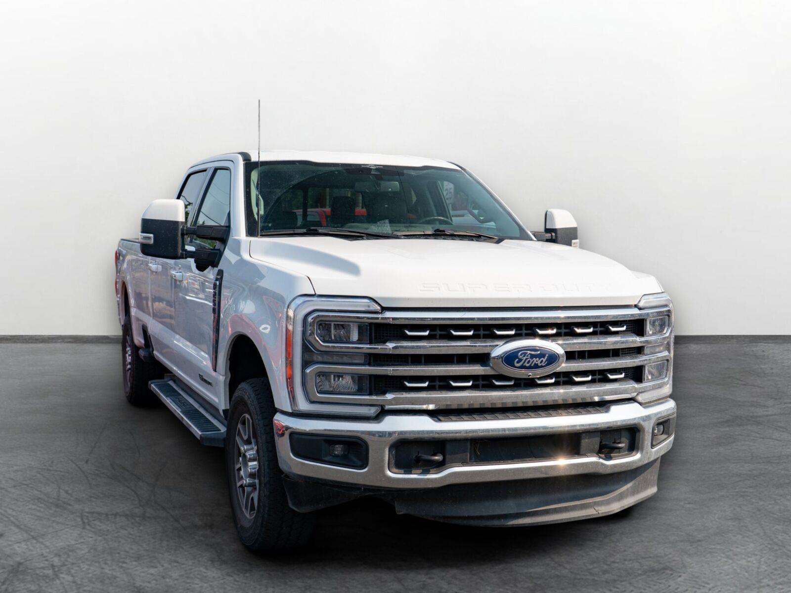 Oxford White 2023 Ford F-250 Super Duty Pickup Truck Four-Wheel Drive Automatic