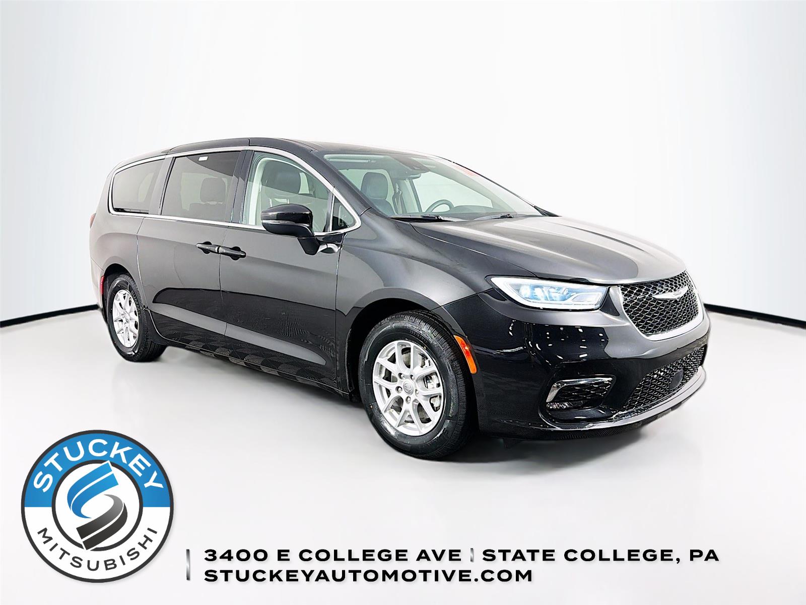 Brilliant Black Crystal Pearlcoat 2023 Chrysler Pacifica Touring L FWD Minivan Front-Wheel Drive 9-Speed Automatic