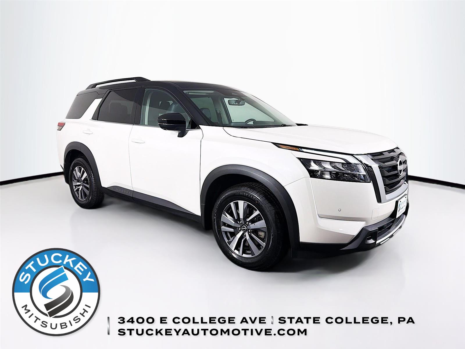 Pearl White Tricoat/Super Black 2024 Nissan Pathfinder SUV / Crossover All-Wheel Drive Automatic