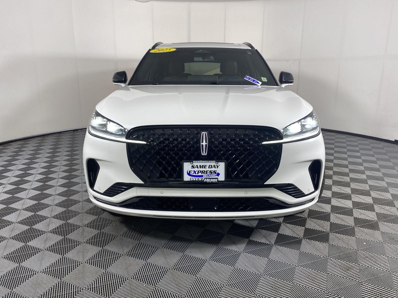 Used 2025 Pristine White Metallic Tri-Coat Lincoln Reserve image 2