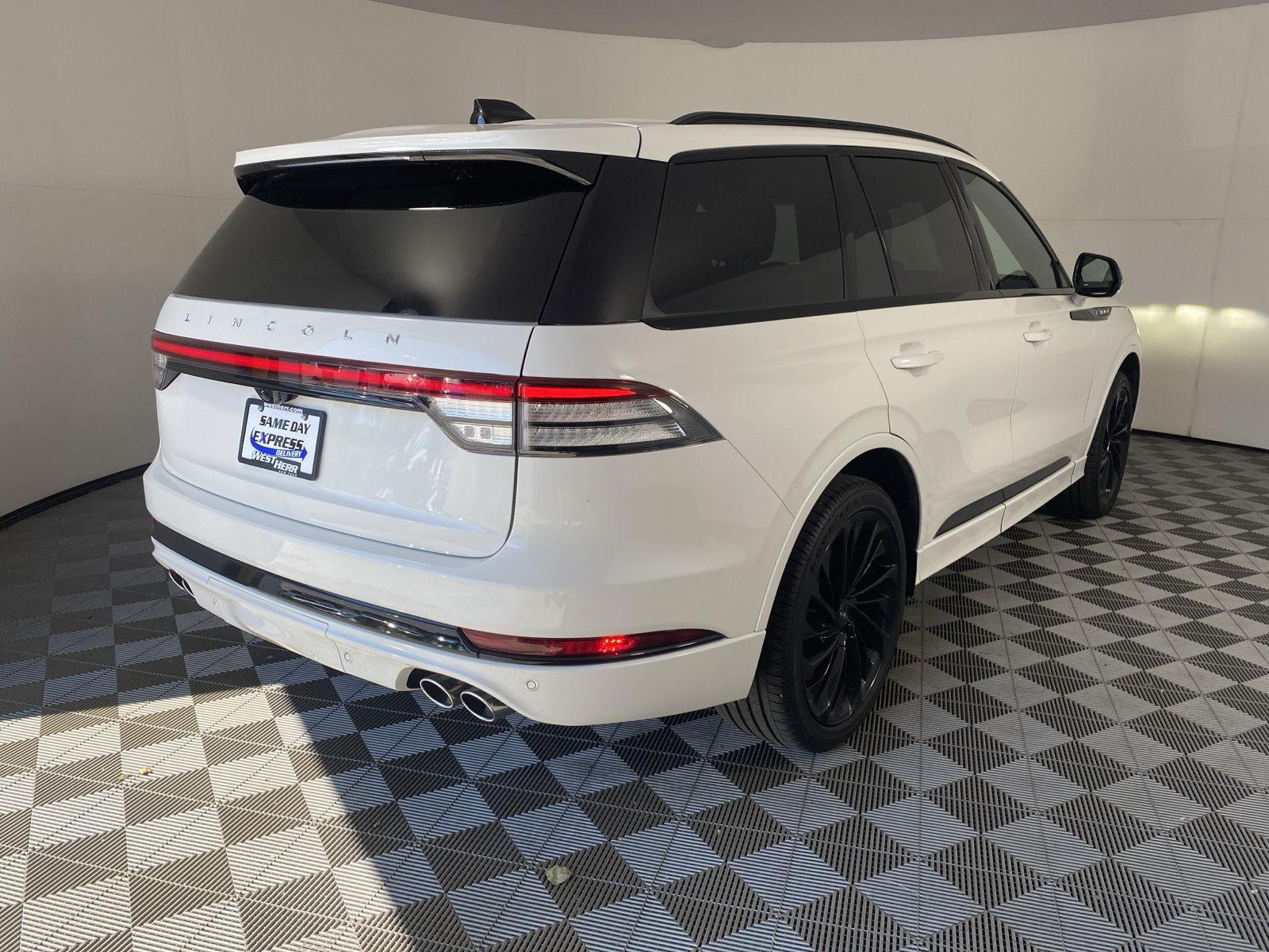 Used 2025 Pristine White Metallic Tri-Coat Lincoln Reserve image 9
