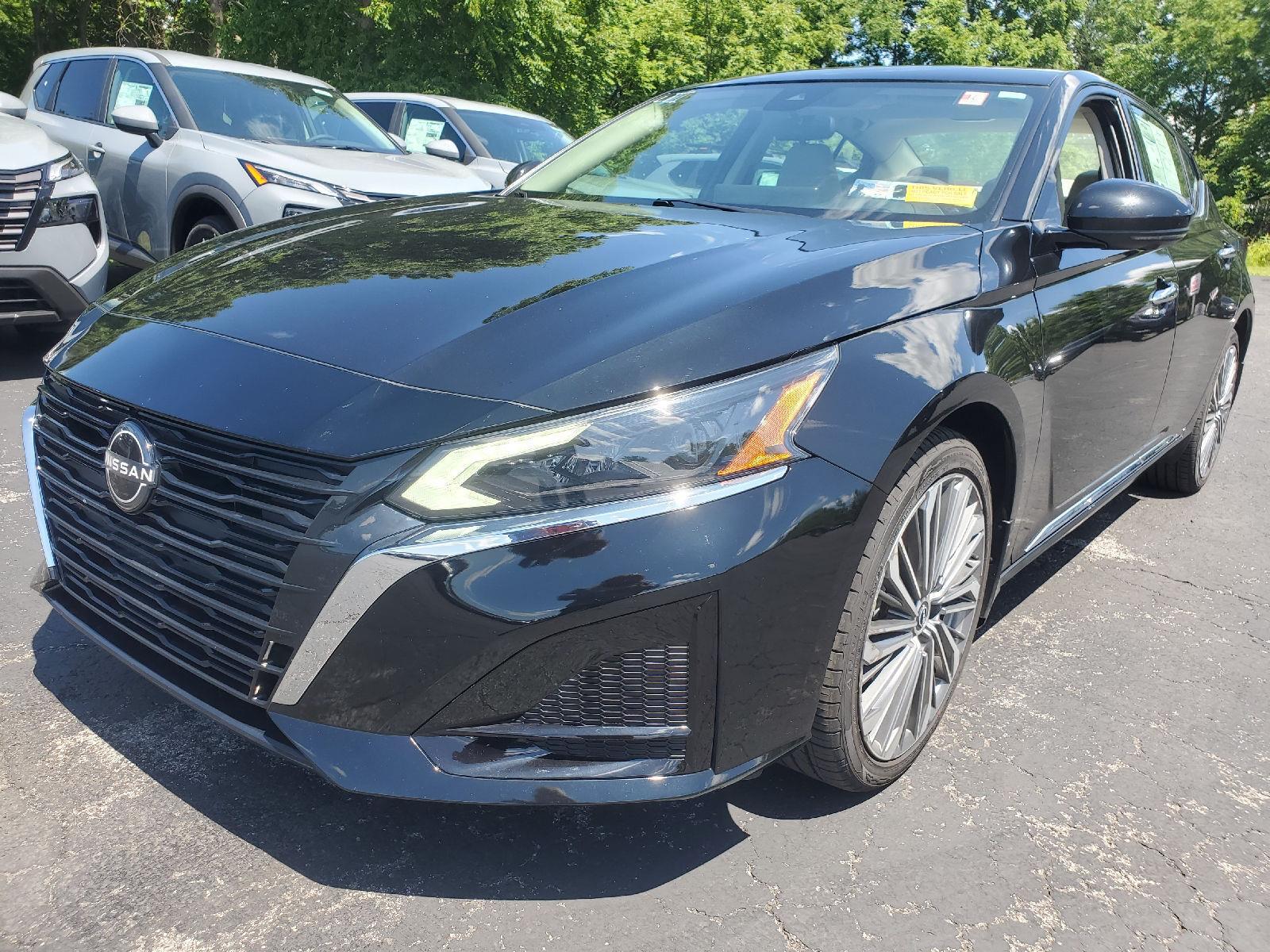 Used 2023 Super Black Nissan 2.5 SL image 4
