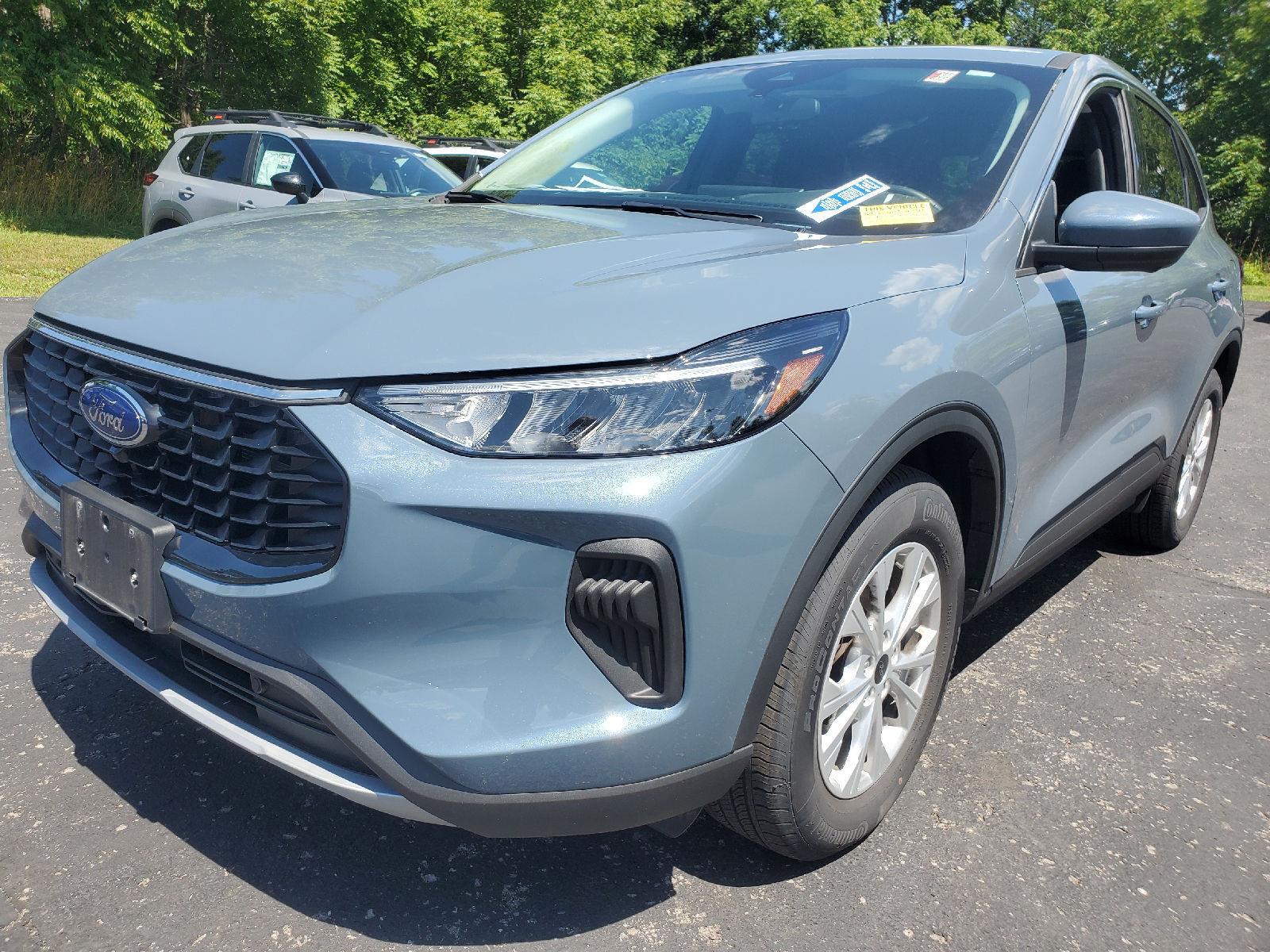 Used 2023 Vapor Blue Ford Active image 4