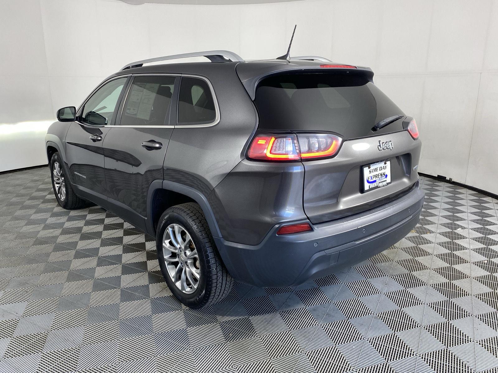 Used 2019 Granite Crystal Metallic Clearcoat Jeep Latitude Plus image 5