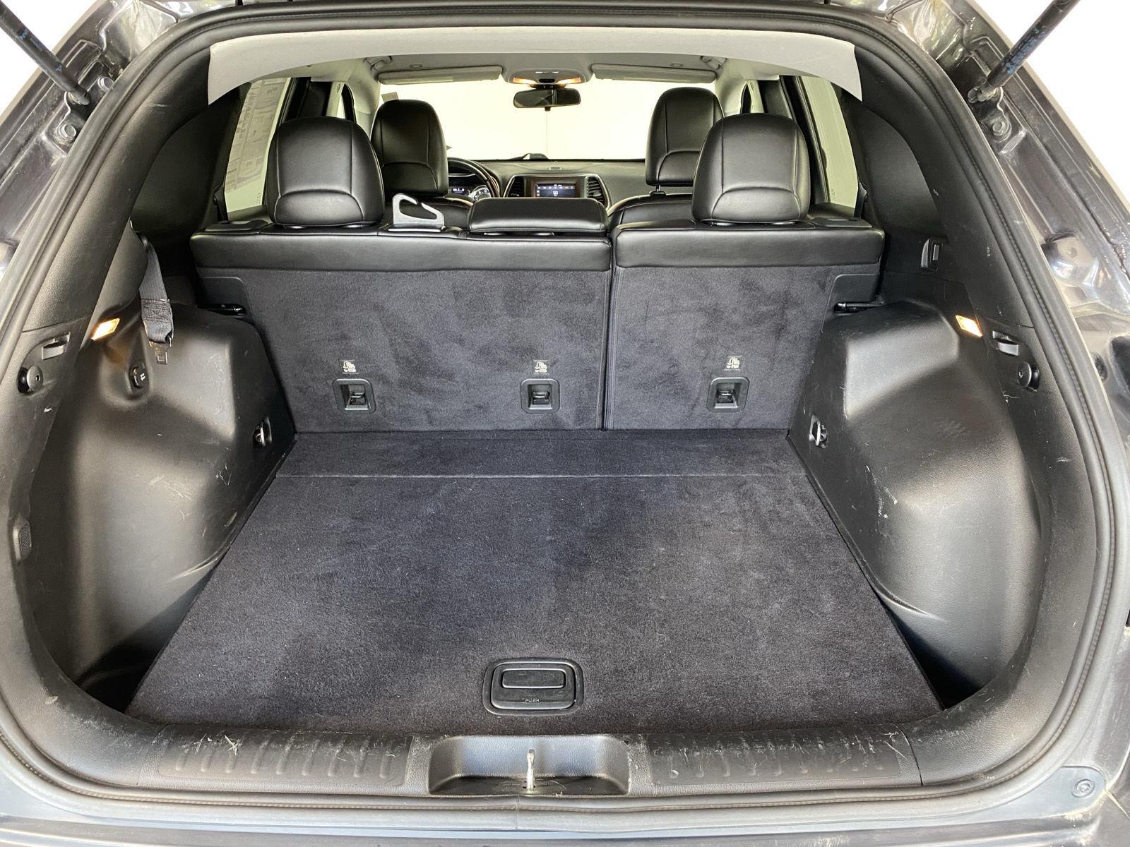 Used 2019 Granite Crystal Metallic Clearcoat Jeep Latitude Plus image 7