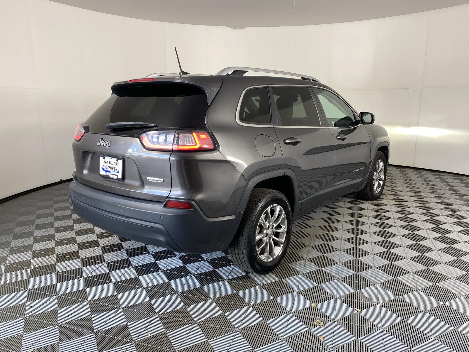 Used 2019 Granite Crystal Metallic Clearcoat Jeep Latitude Plus image 8