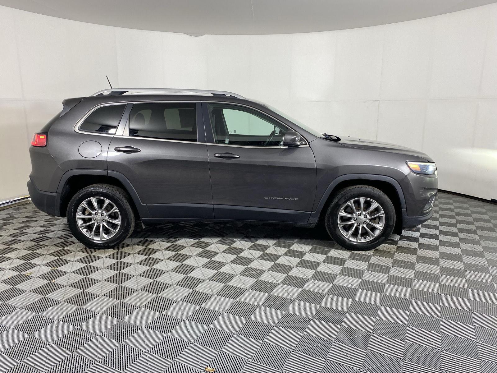Used 2019 Granite Crystal Metallic Clearcoat Jeep Latitude Plus image 9