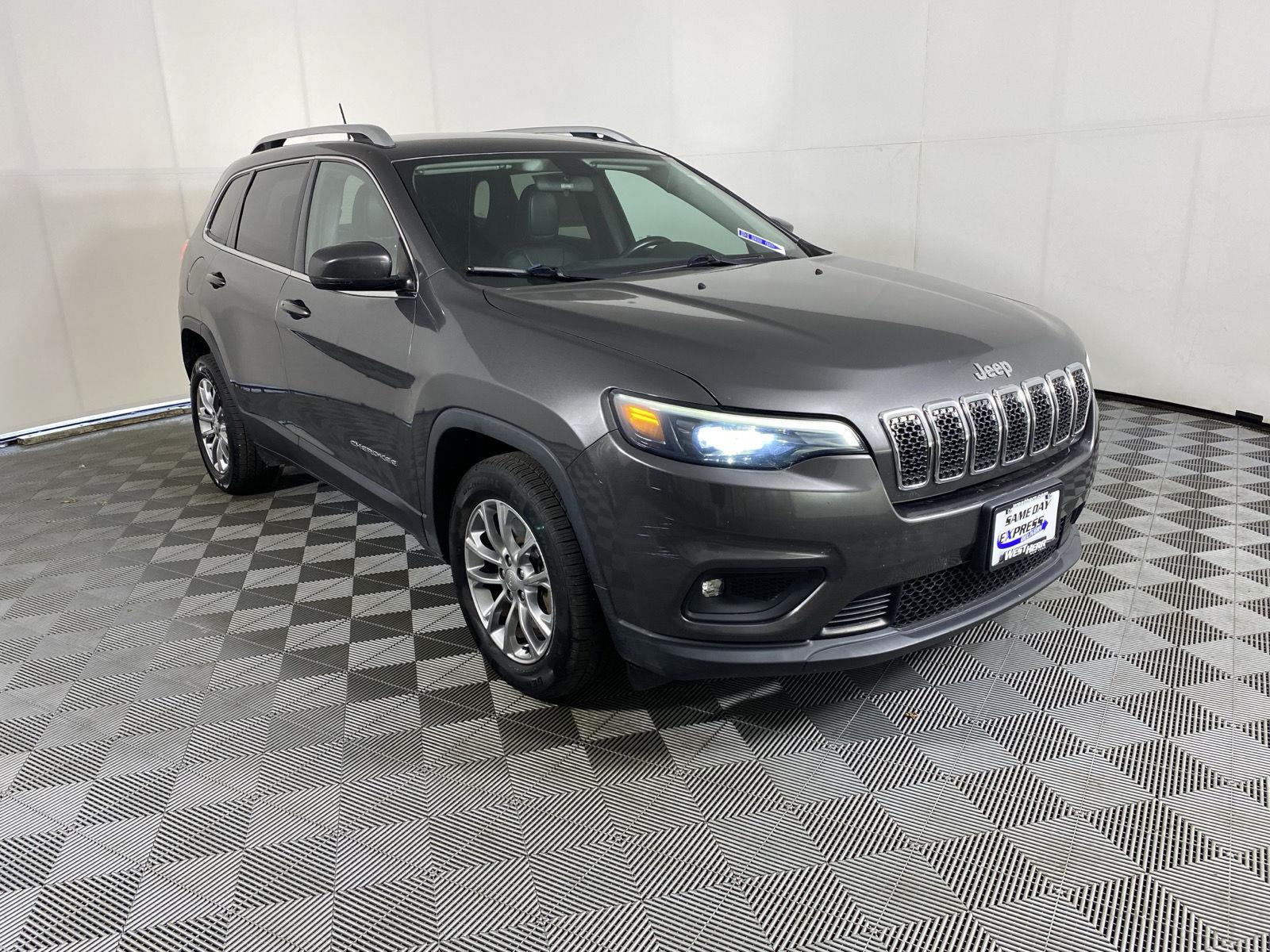 Used 2019 Granite Crystal Metallic Clearcoat Jeep Latitude Plus image 10
