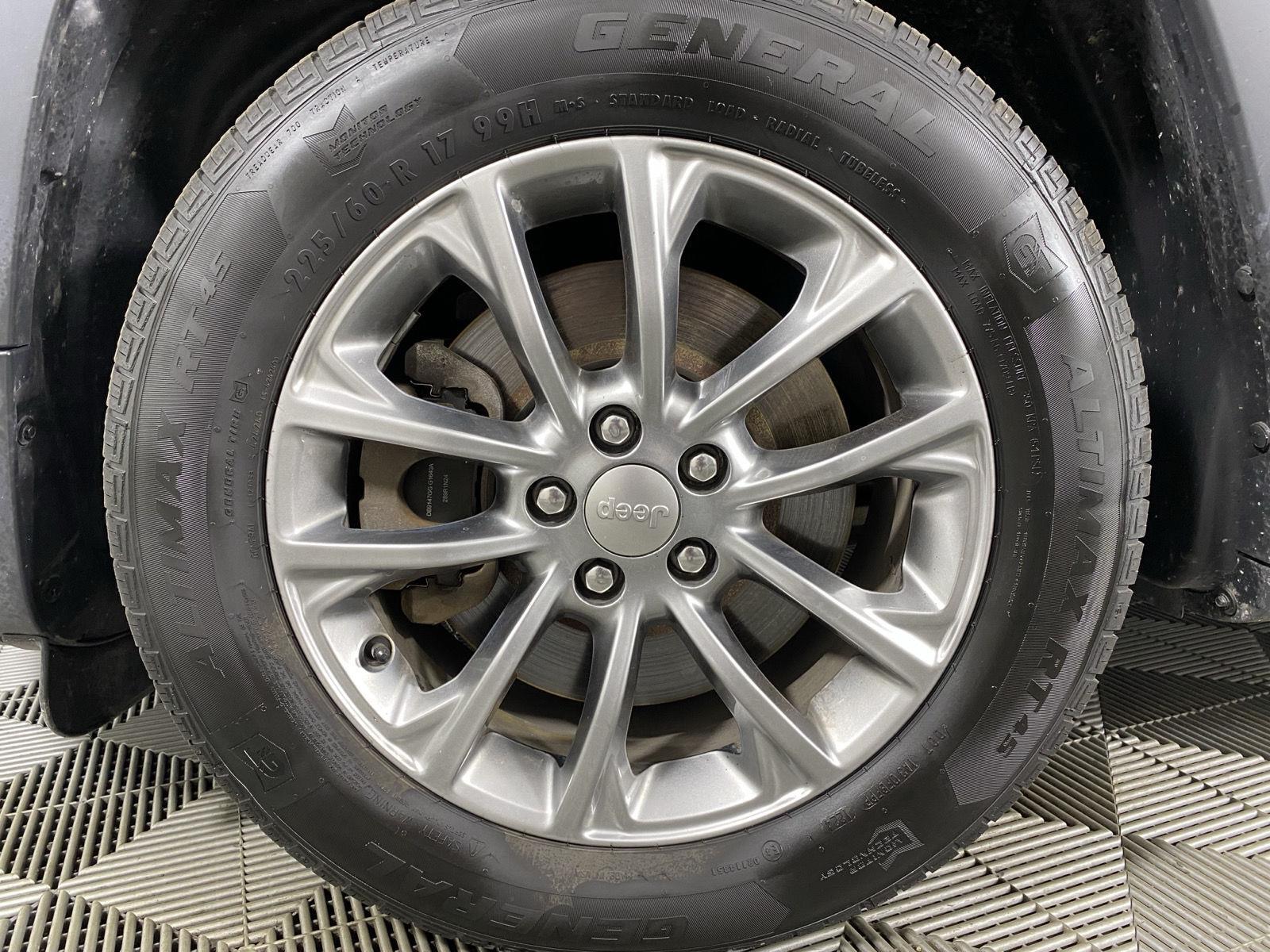 Used 2019 Granite Crystal Metallic Clearcoat Jeep Latitude Plus image 11