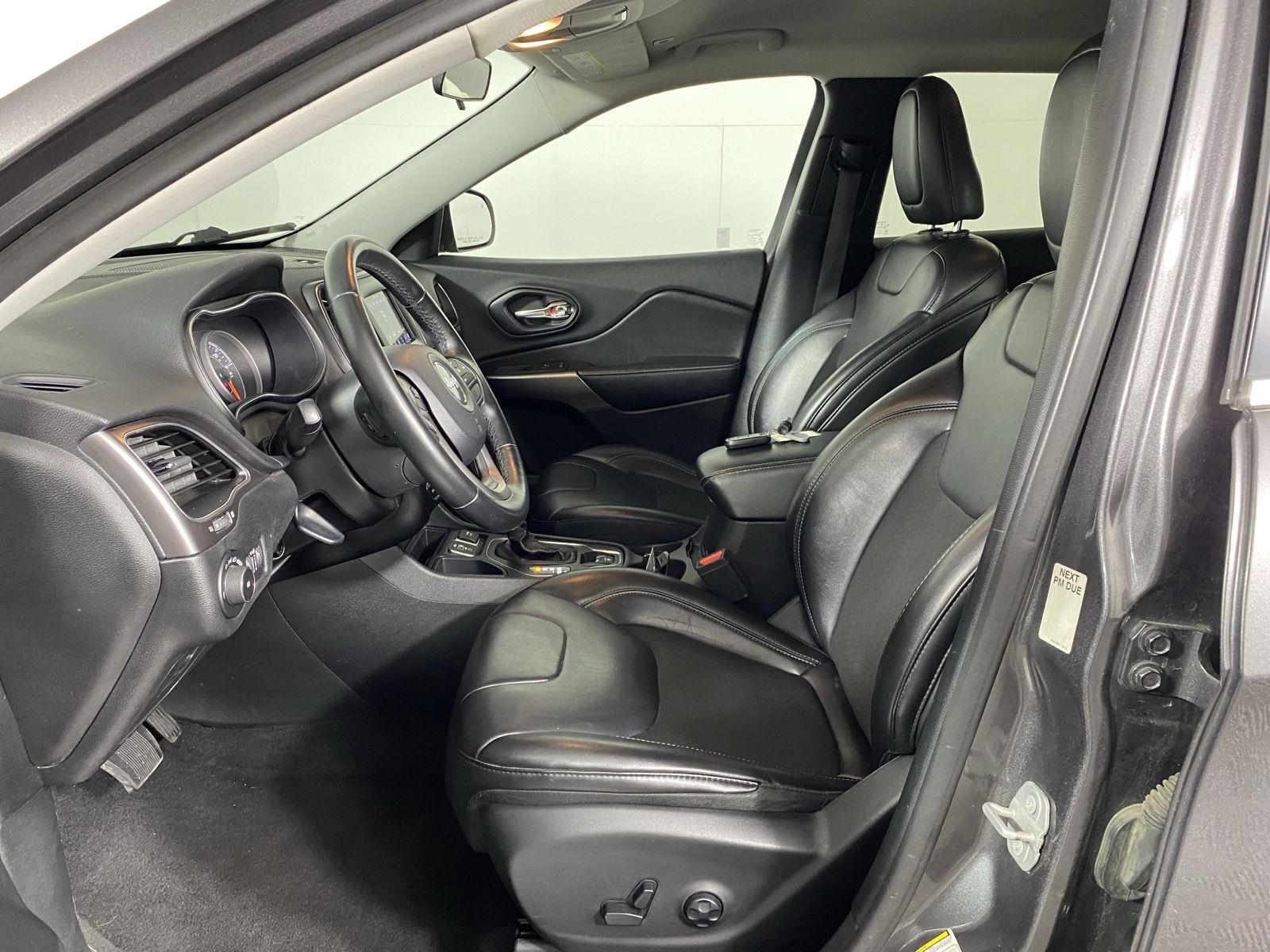 Used 2019 Granite Crystal Metallic Clearcoat Jeep Latitude Plus image 12