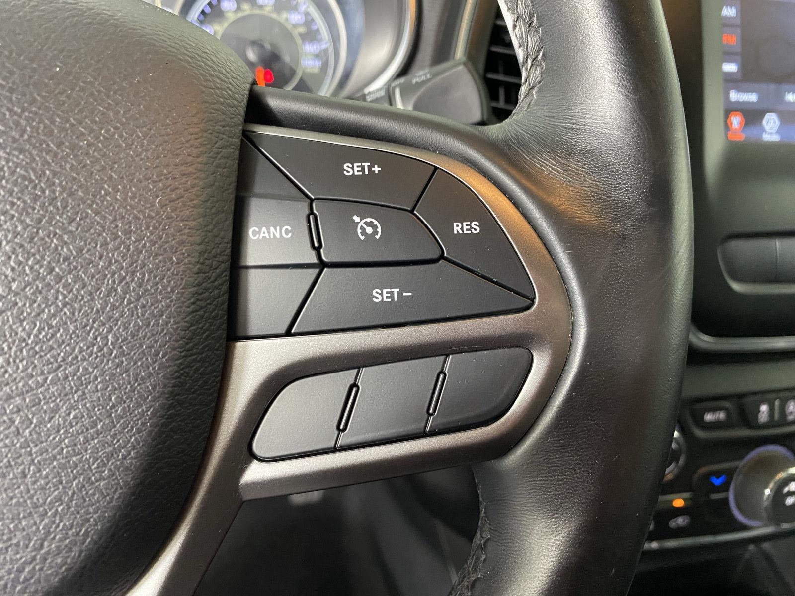 Used 2019 Granite Crystal Metallic Clearcoat Jeep Latitude Plus image 15
