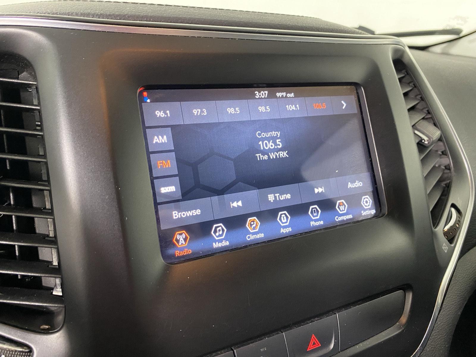 Used 2019 Granite Crystal Metallic Clearcoat Jeep Latitude Plus image 18
