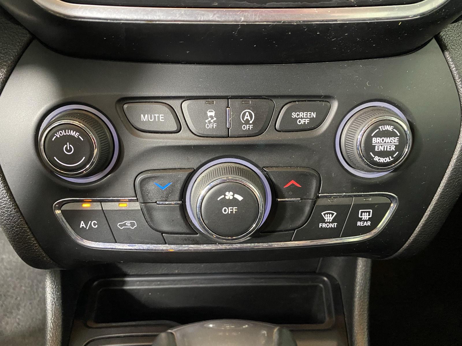 Used 2019 Granite Crystal Metallic Clearcoat Jeep Latitude Plus image 20