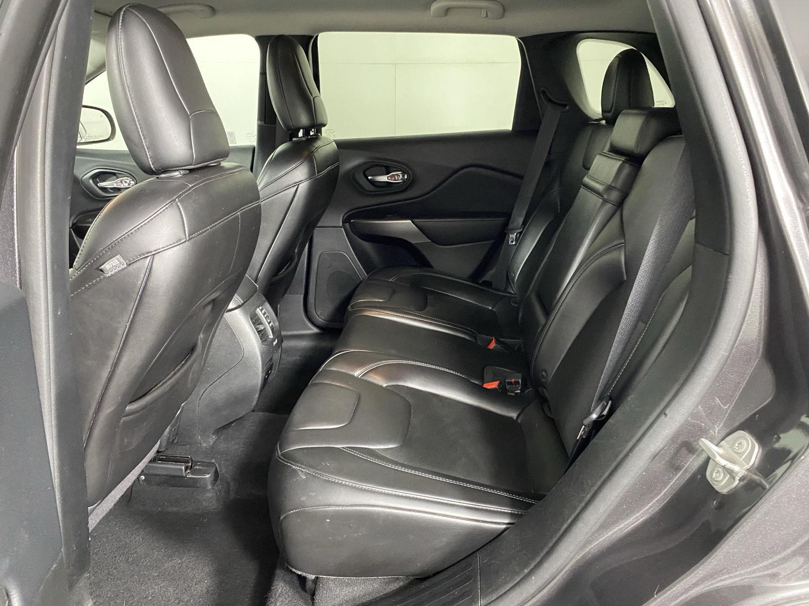 Used 2019 Granite Crystal Metallic Clearcoat Jeep Latitude Plus image 21