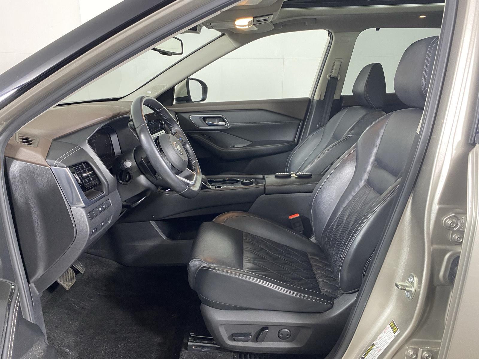 Used 2021 Champagne Silver Metallic Nissan Platinum image 13