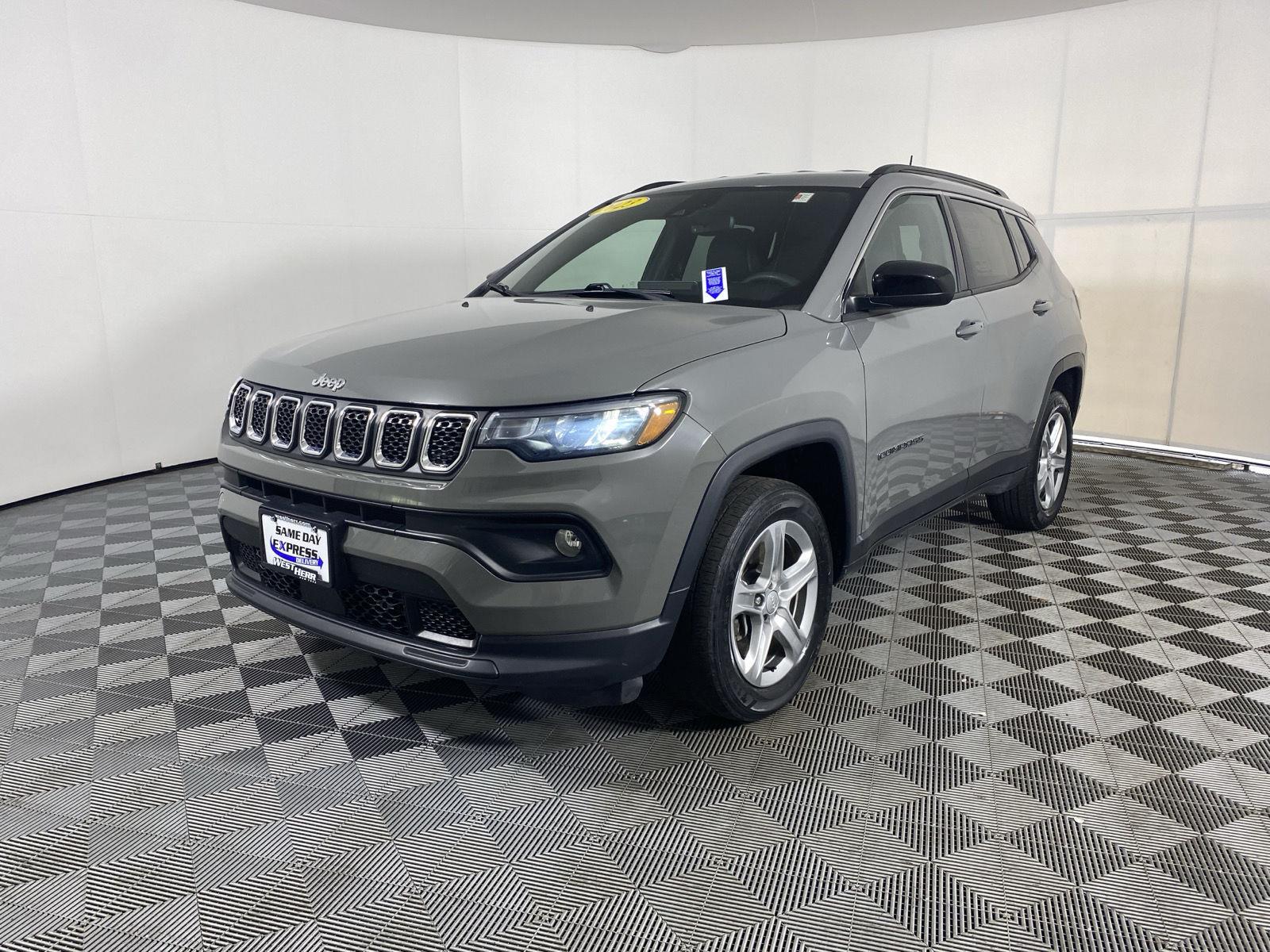 Used 2023 Sting-Gray Clearcoat Jeep Latitude image 3
