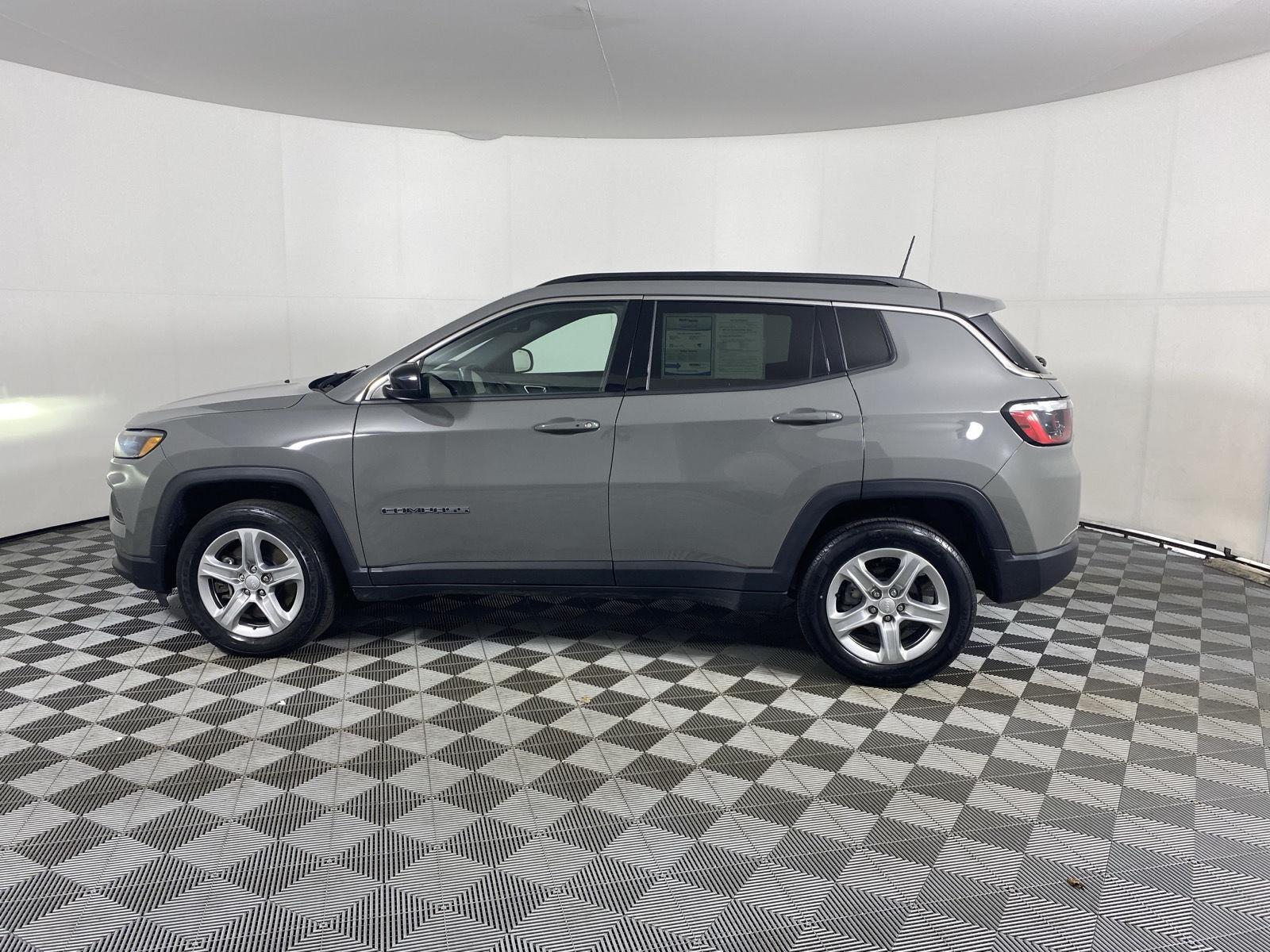 Used 2023 Sting-Gray Clearcoat Jeep Latitude image 4