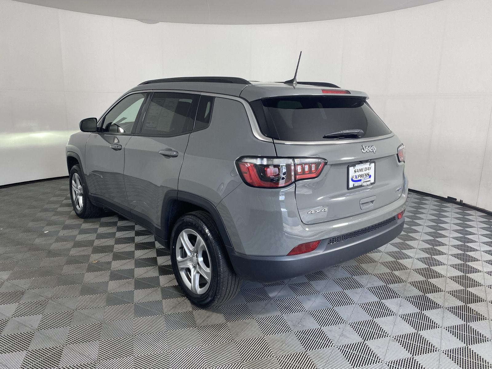 Used 2023 Sting-Gray Clearcoat Jeep Latitude image 5