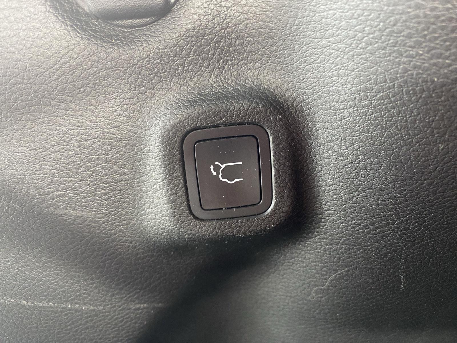Used 2023 Sting-Gray Clearcoat Jeep Latitude image 8