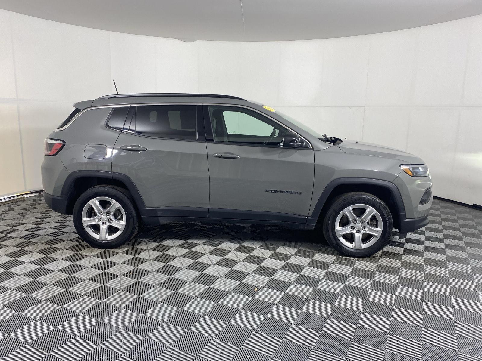 Used 2023 Sting-Gray Clearcoat Jeep Latitude image 10