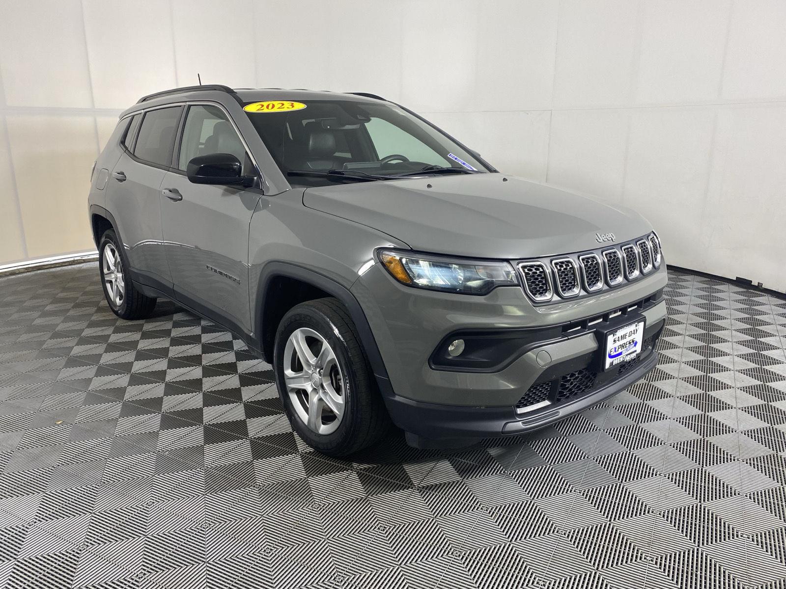 Used 2023 Sting-Gray Clearcoat Jeep Latitude image 11