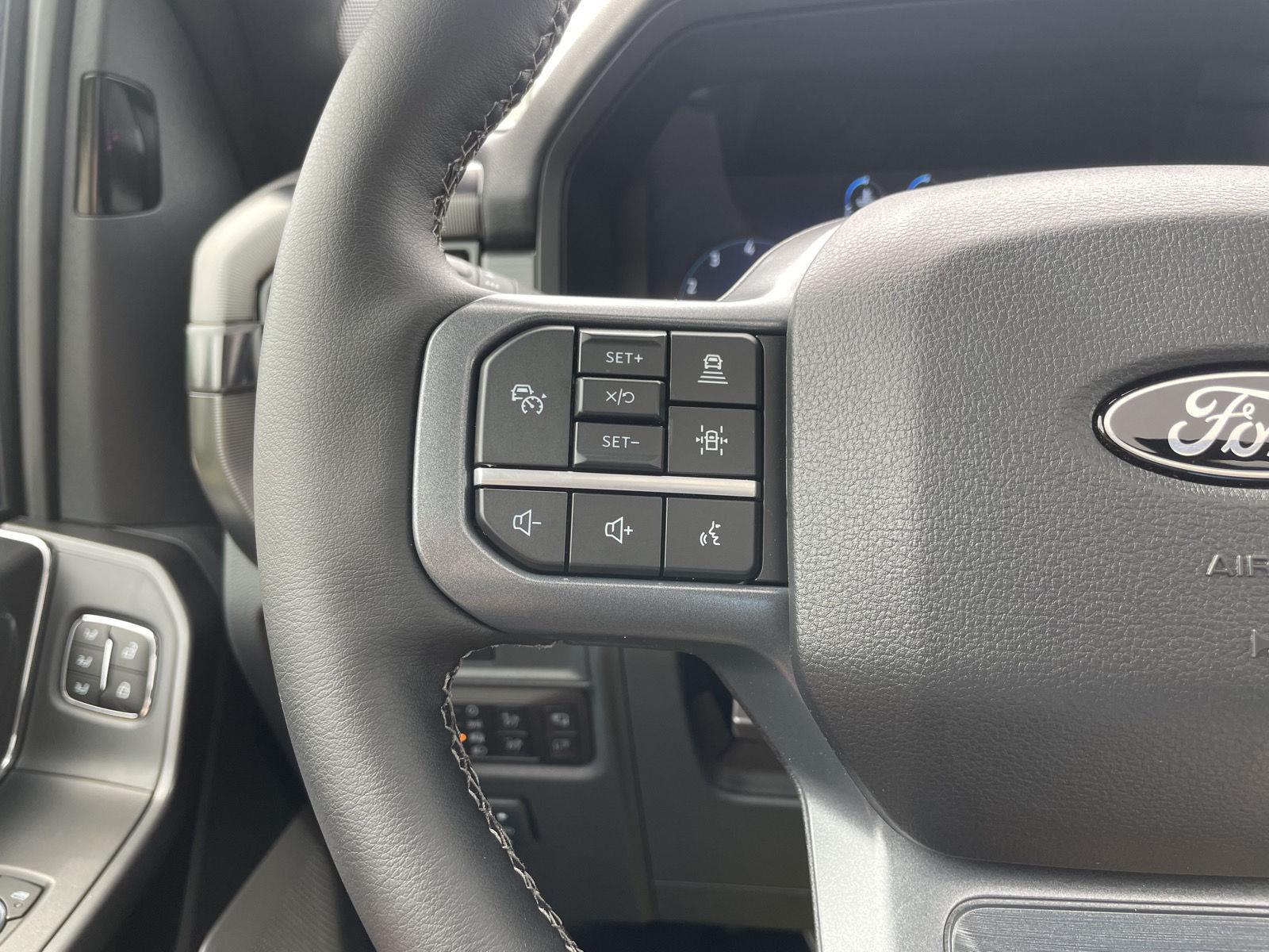 Vehicle photo 12