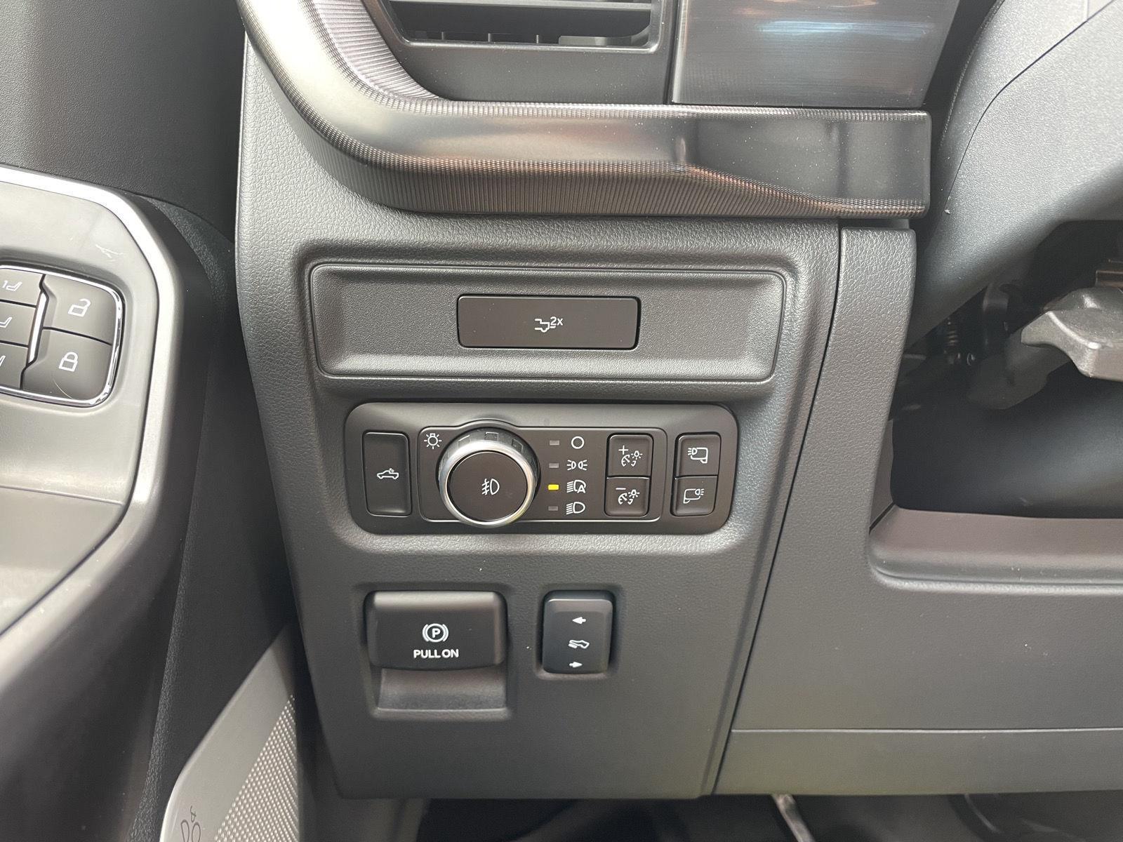 Vehicle photo 15