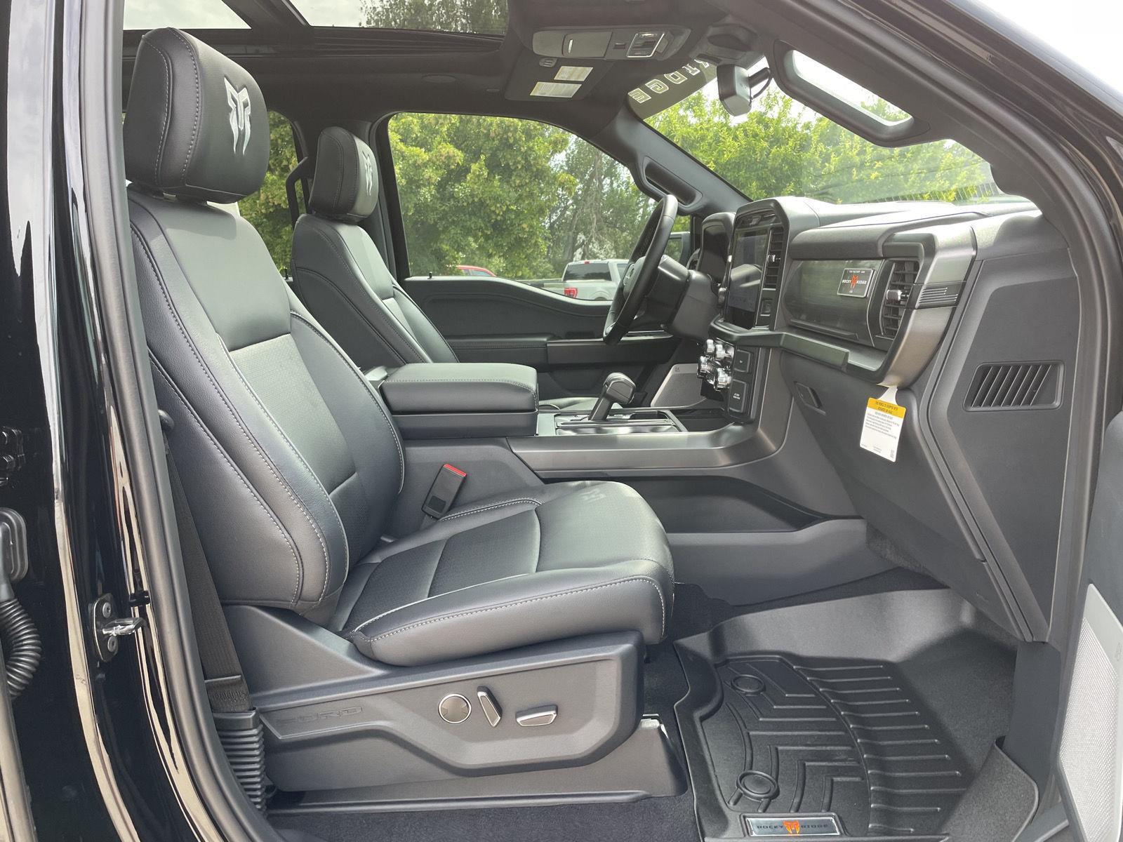 Vehicle photo 18