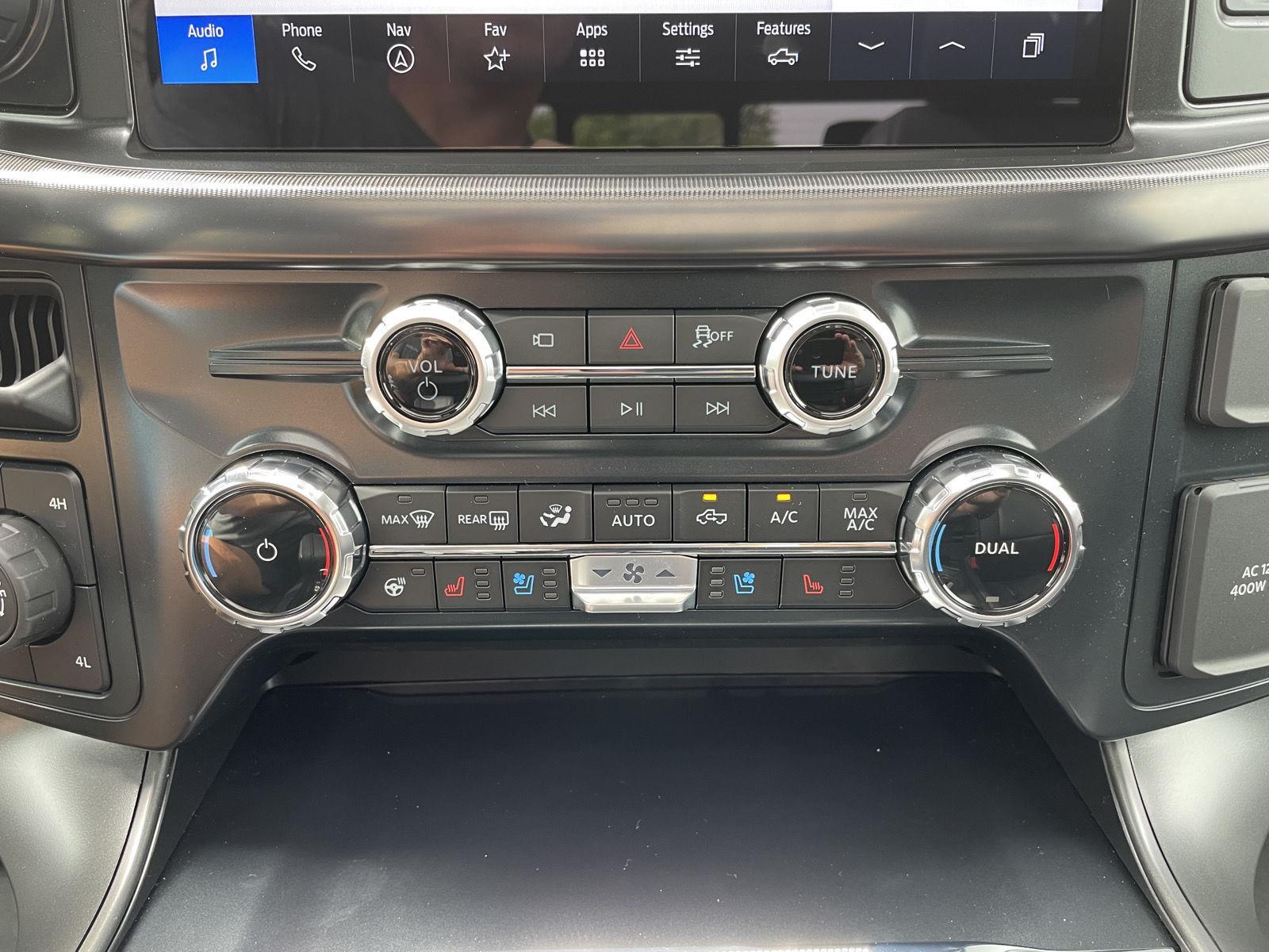 Vehicle photo 28