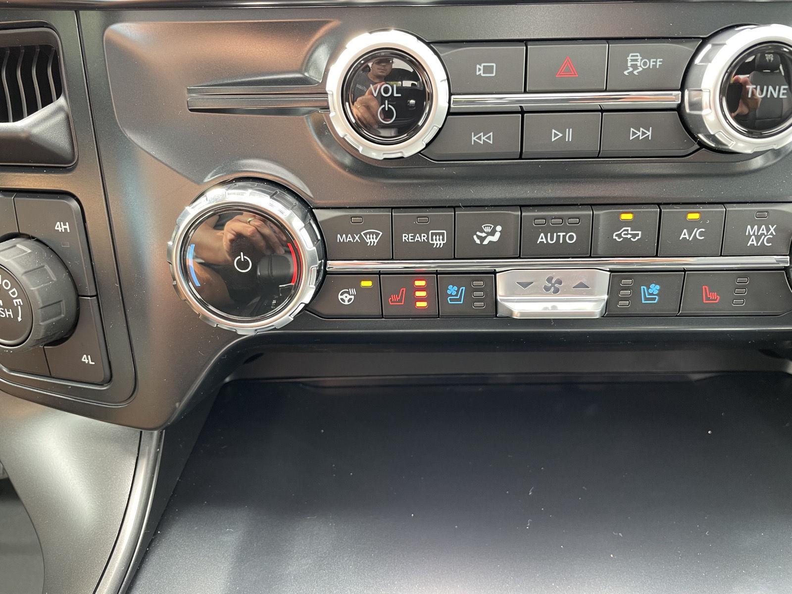 Vehicle photo 29
