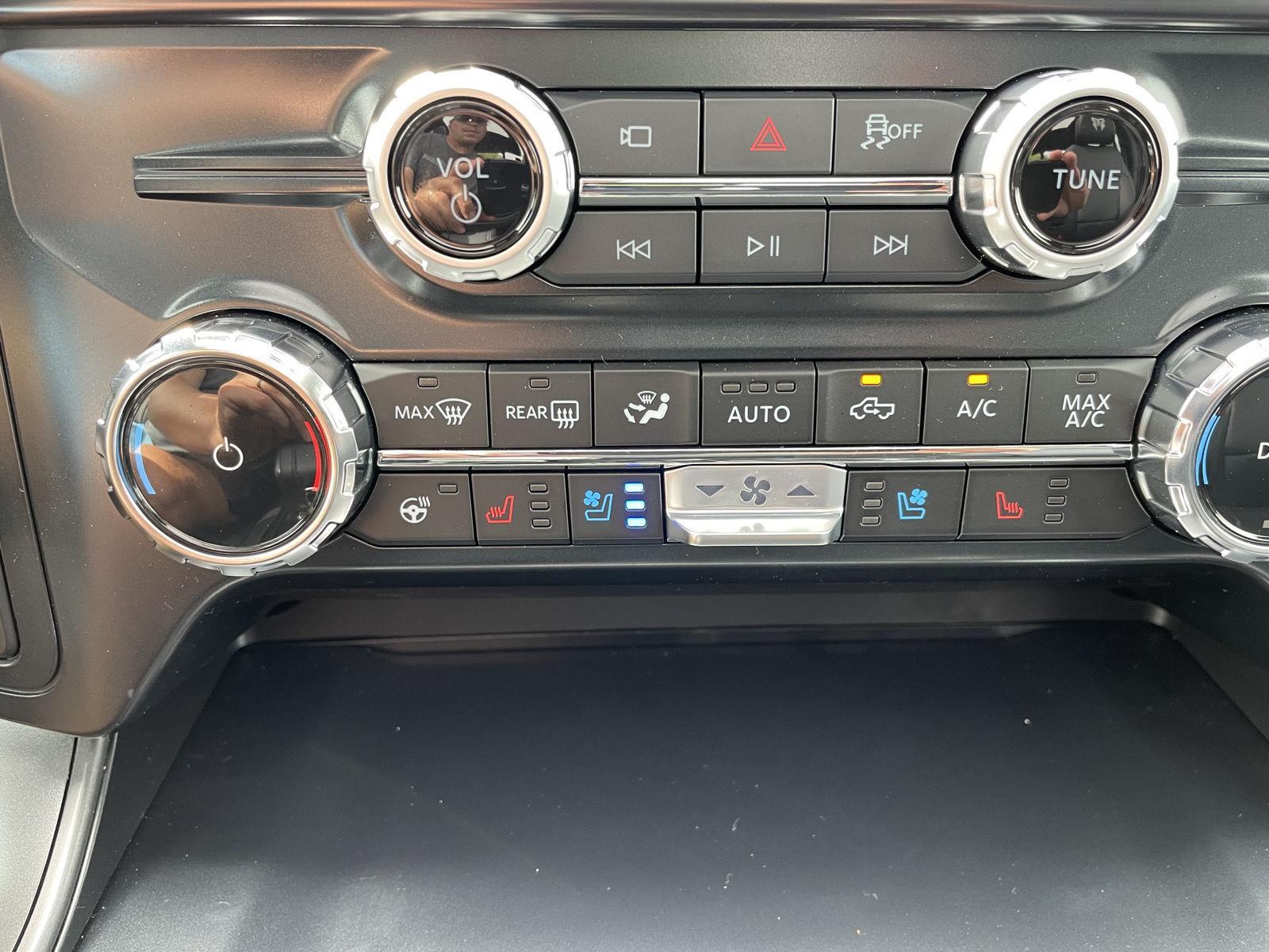 Vehicle photo 30