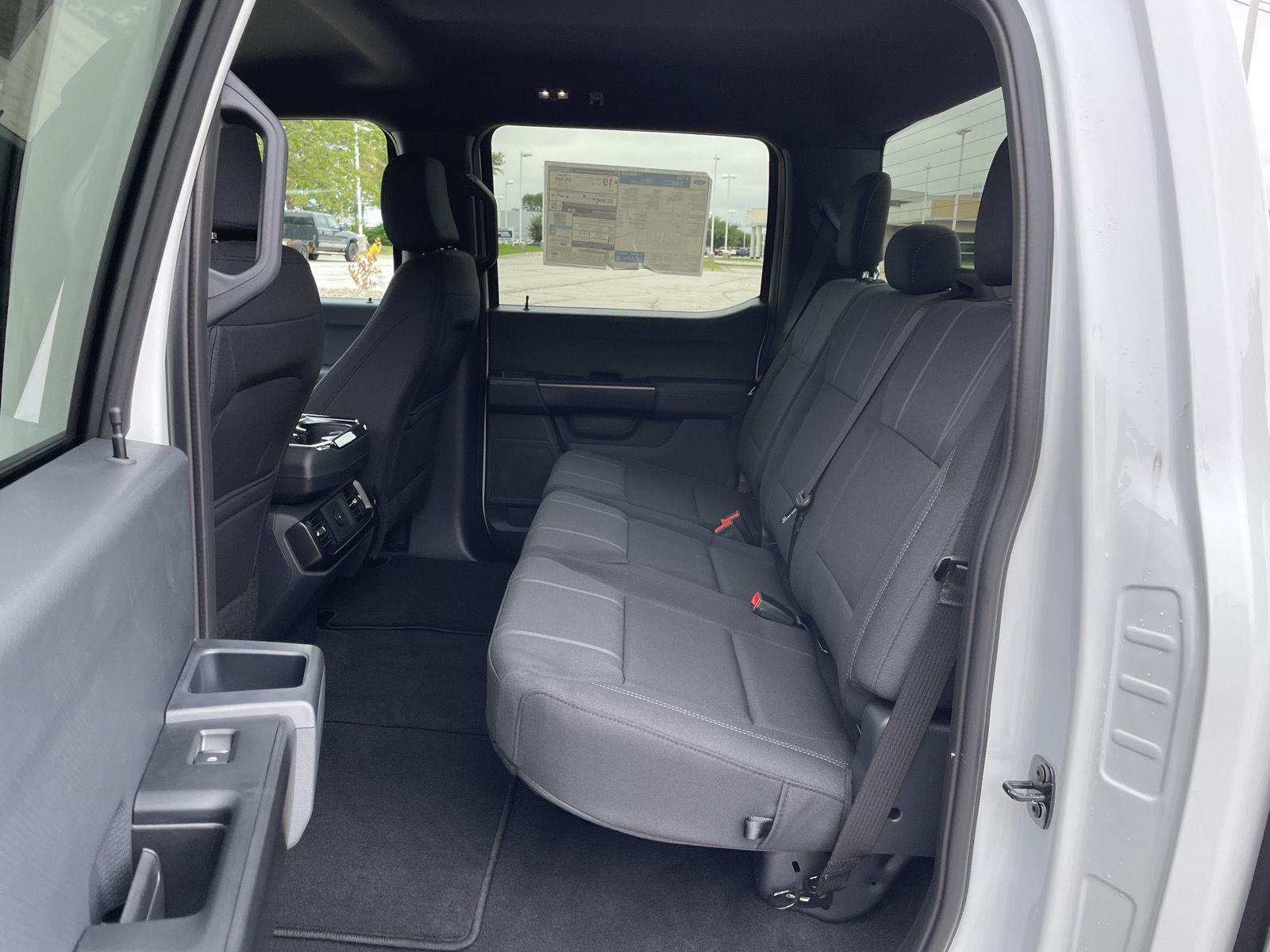 Vehicle photo 19