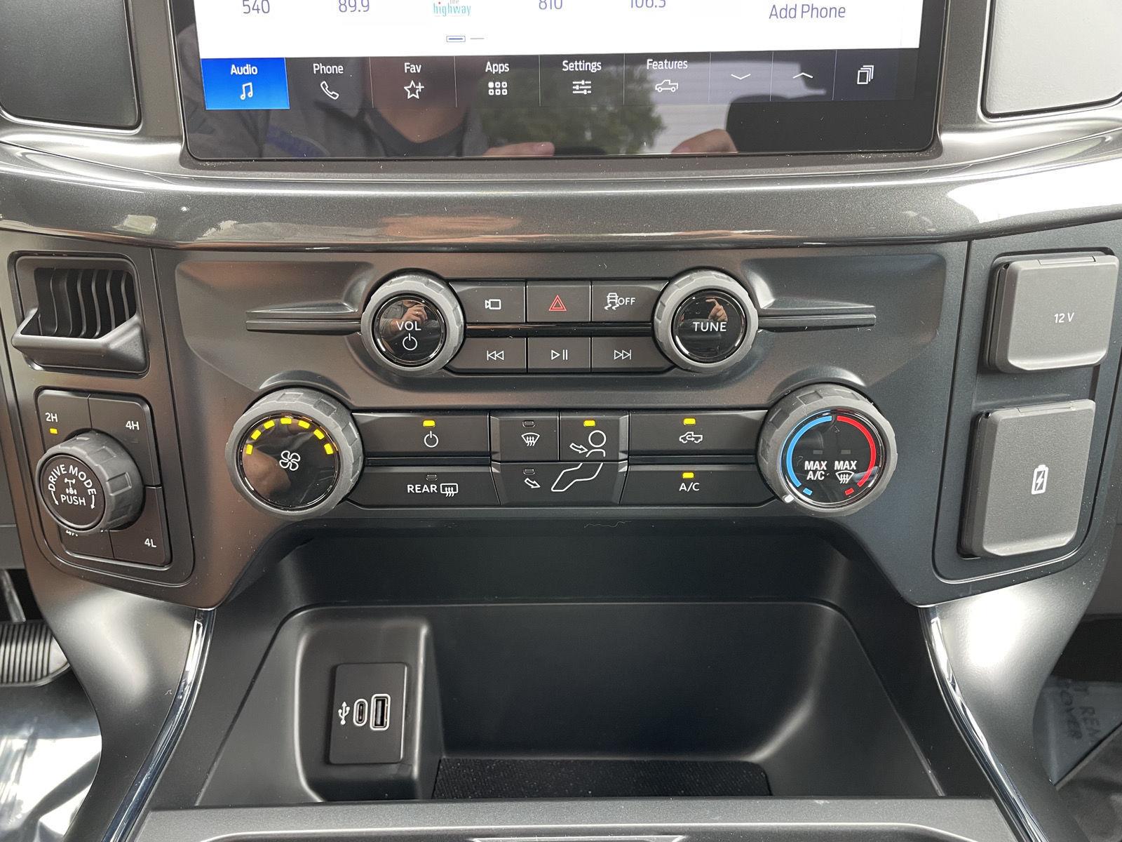 Vehicle photo 23