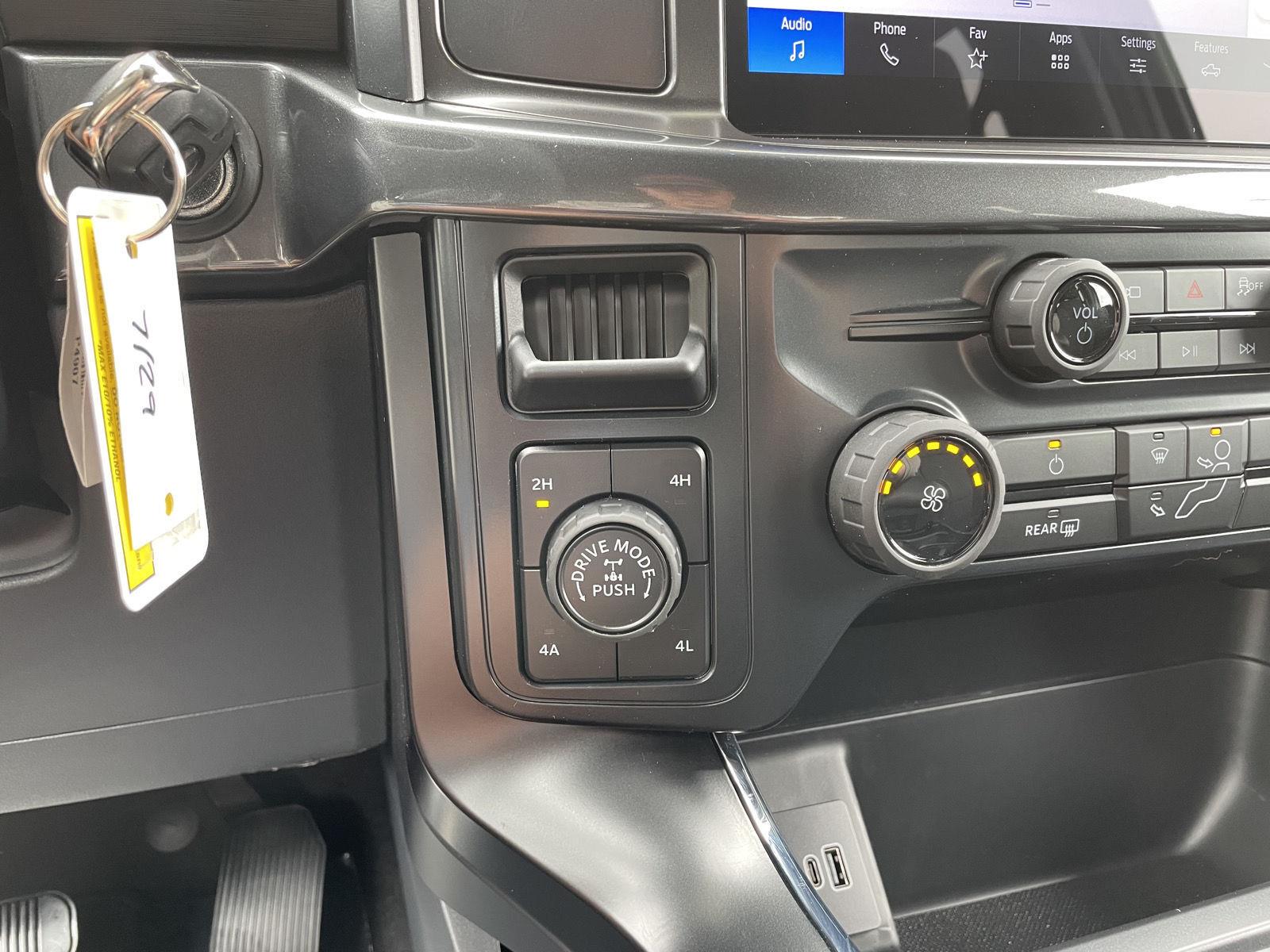 Vehicle photo 25