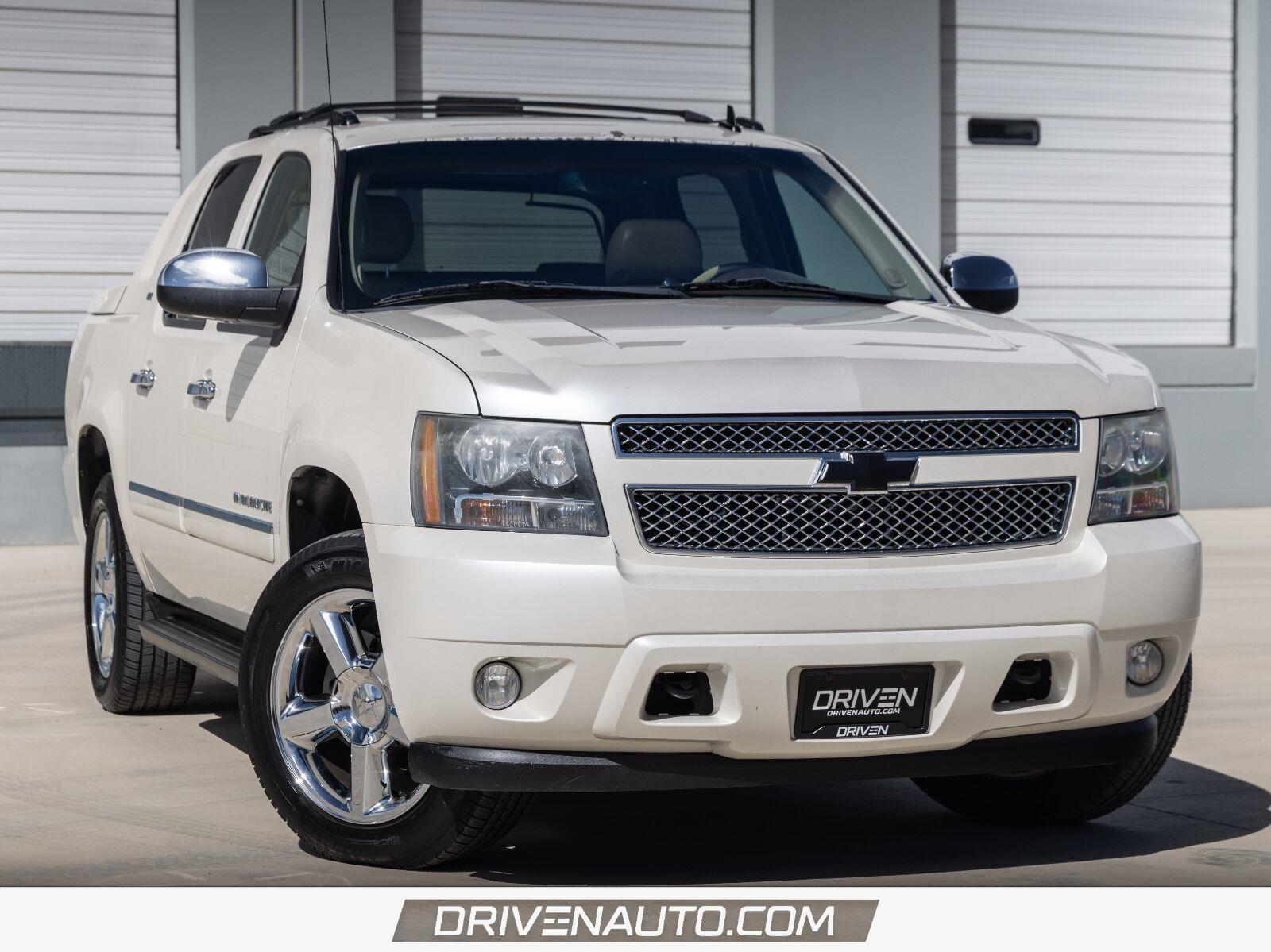 White Diamond Tricoat 2011 Chevrolet Avalanche Pickup Truck Four-Wheel Drive 6-Speed Automatic
