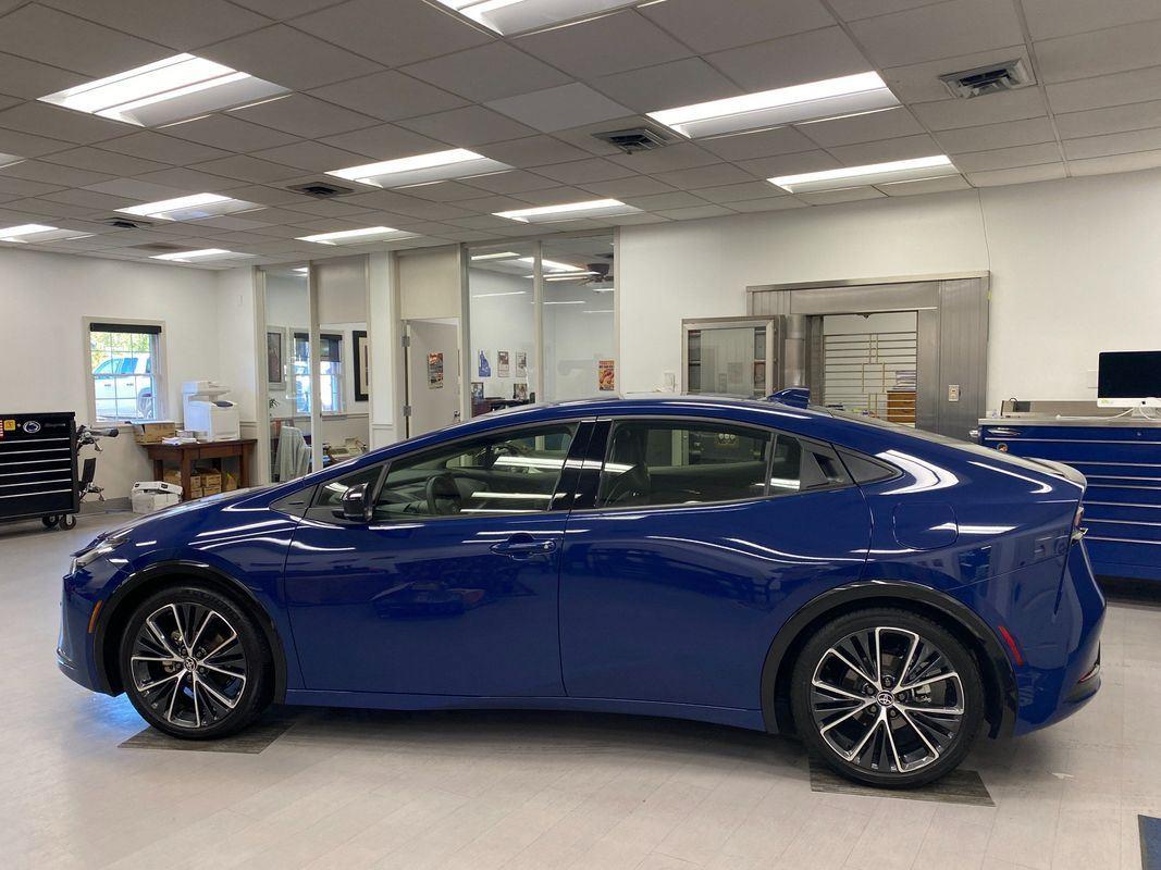 2025 Toyota Prius XLE photo 2