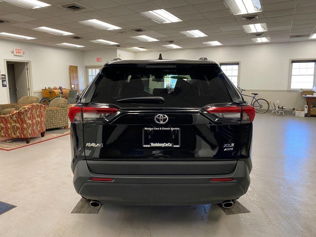 2025 Toyota RAV4 XLE photo 4