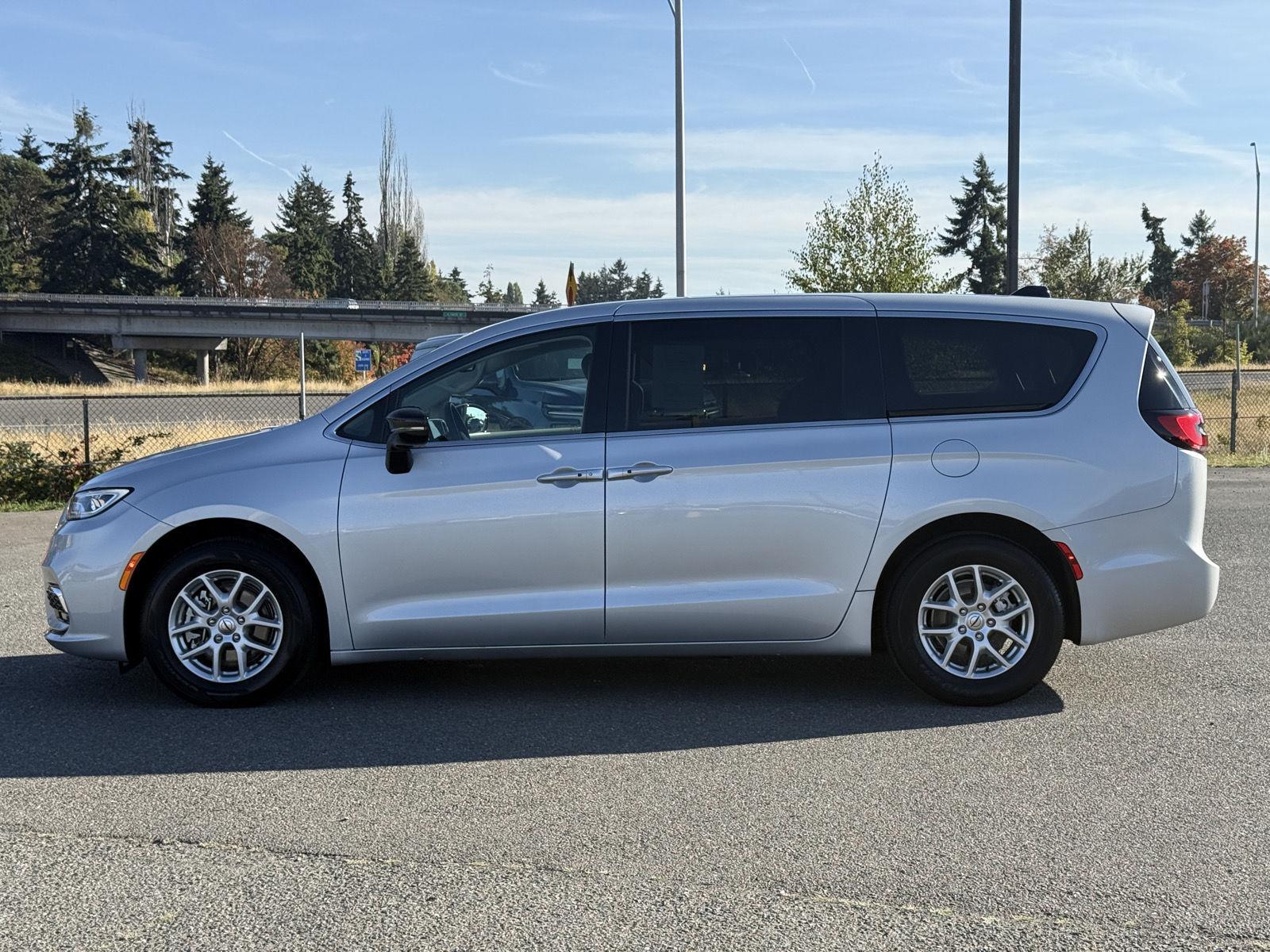 Used 2024 Chrysler Pacifica Van