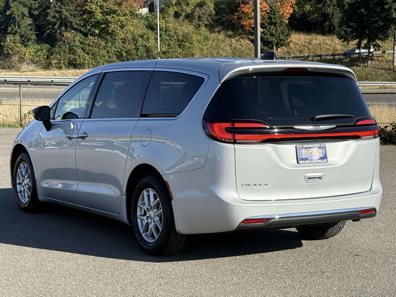 Used 2024 Chrysler Pacifica Van