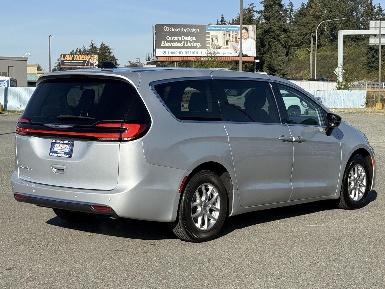 Used 2024 Chrysler Pacifica Van