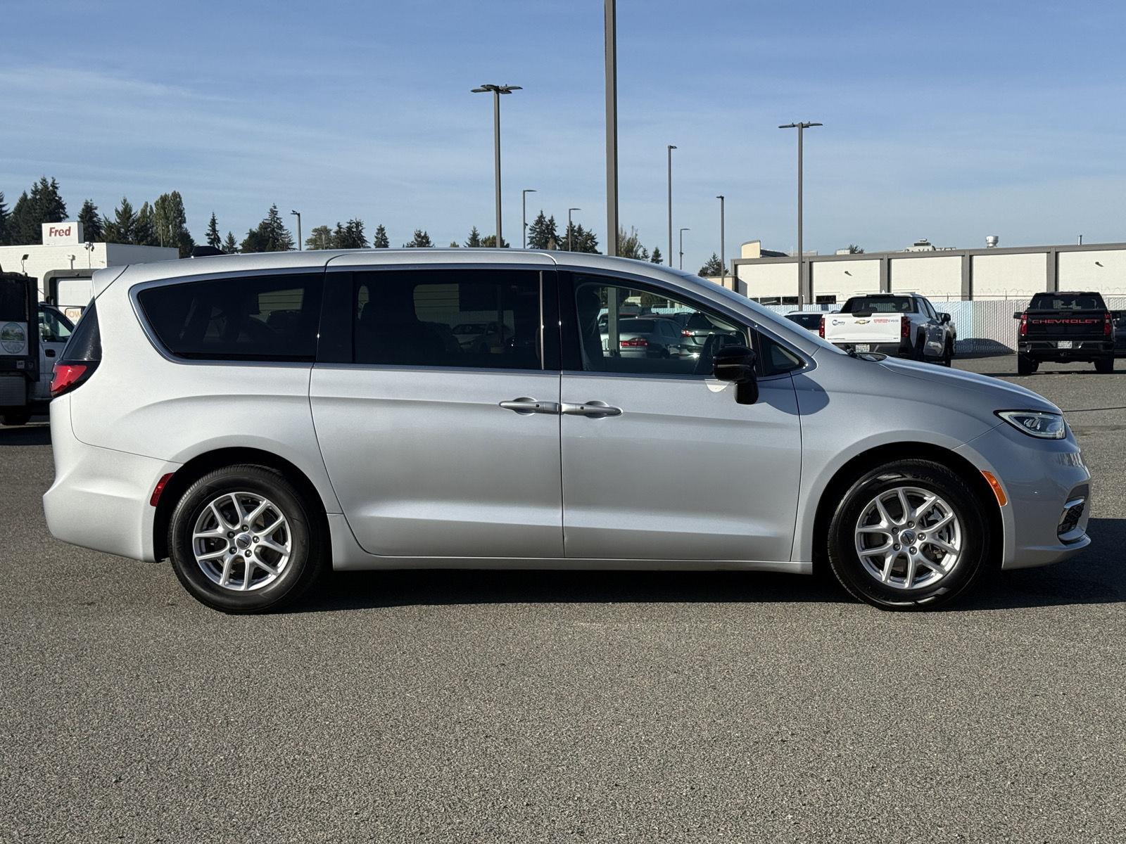 Used 2024 Chrysler Pacifica Van