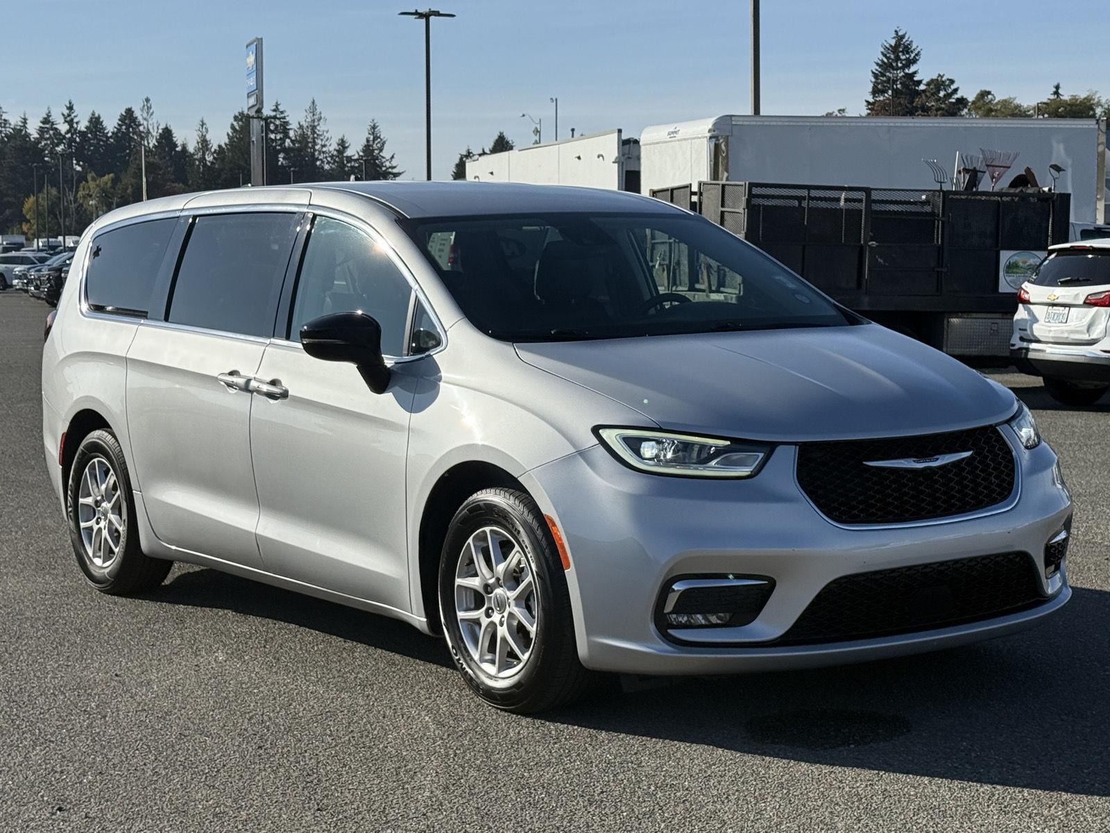 Used 2024 Chrysler Pacifica Van