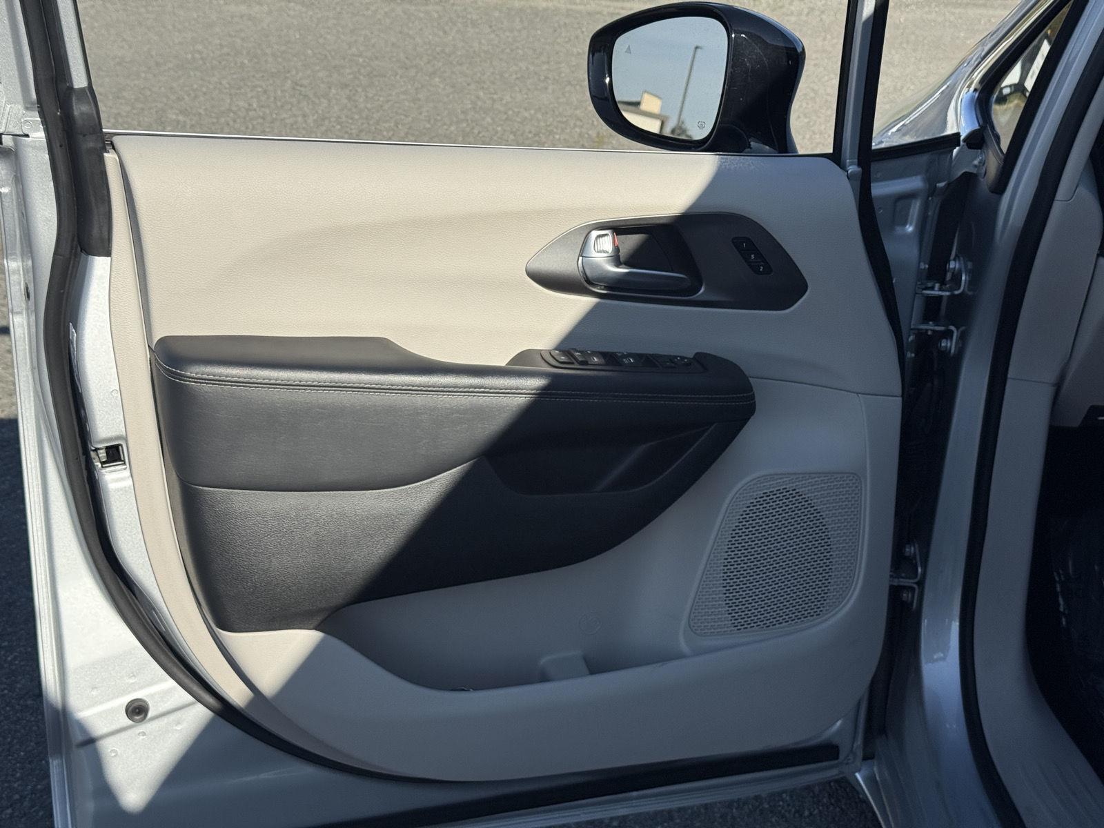 Used 2024 Chrysler Pacifica Van