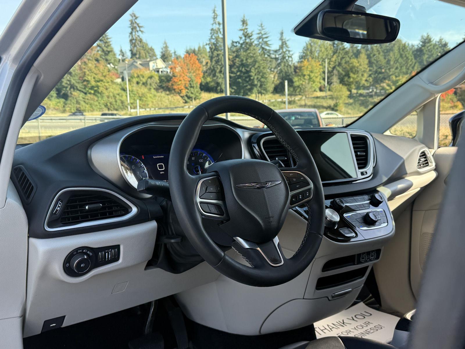 Used 2024 Chrysler Pacifica Van