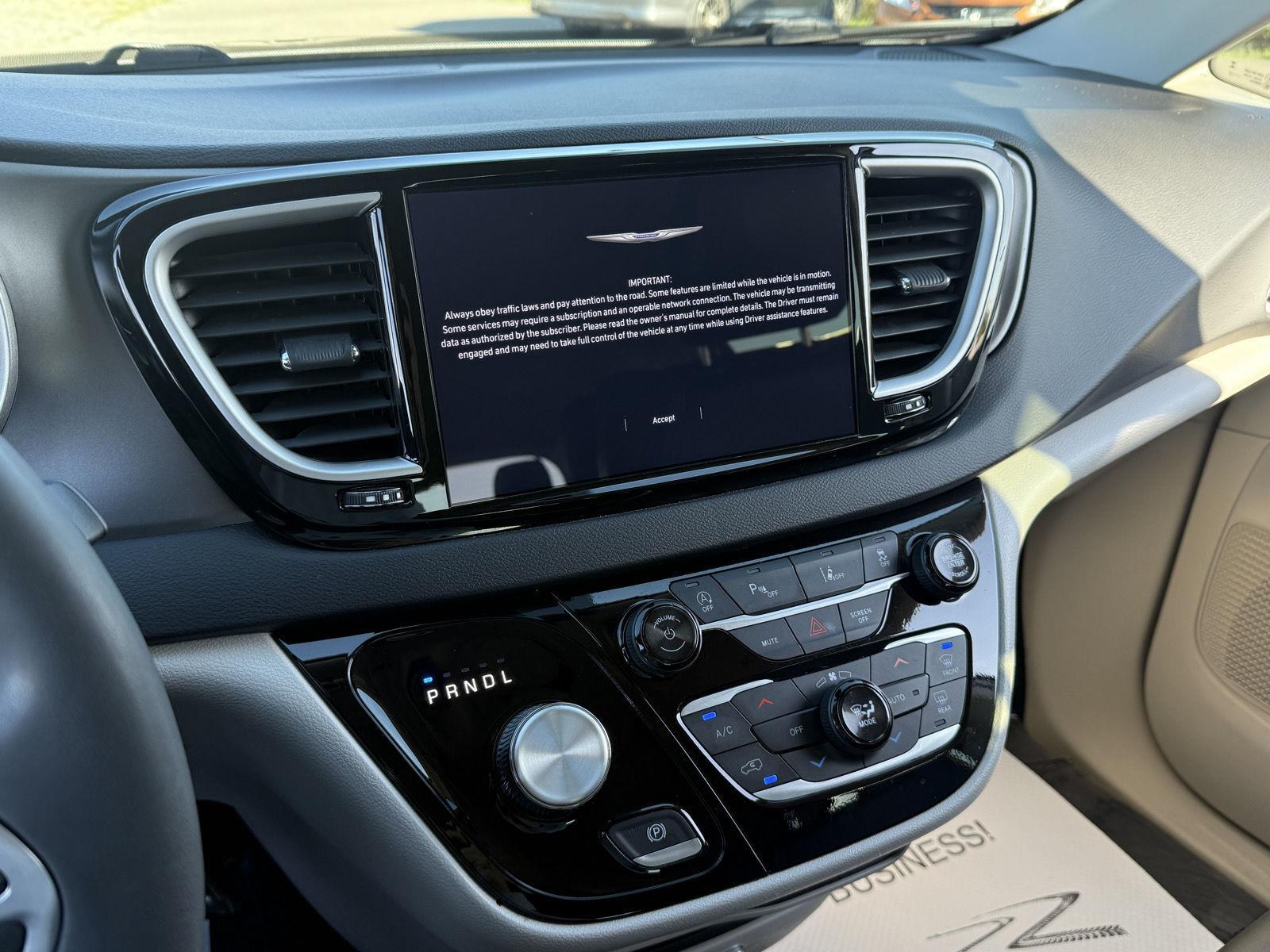 Used 2024 Chrysler Pacifica Van
